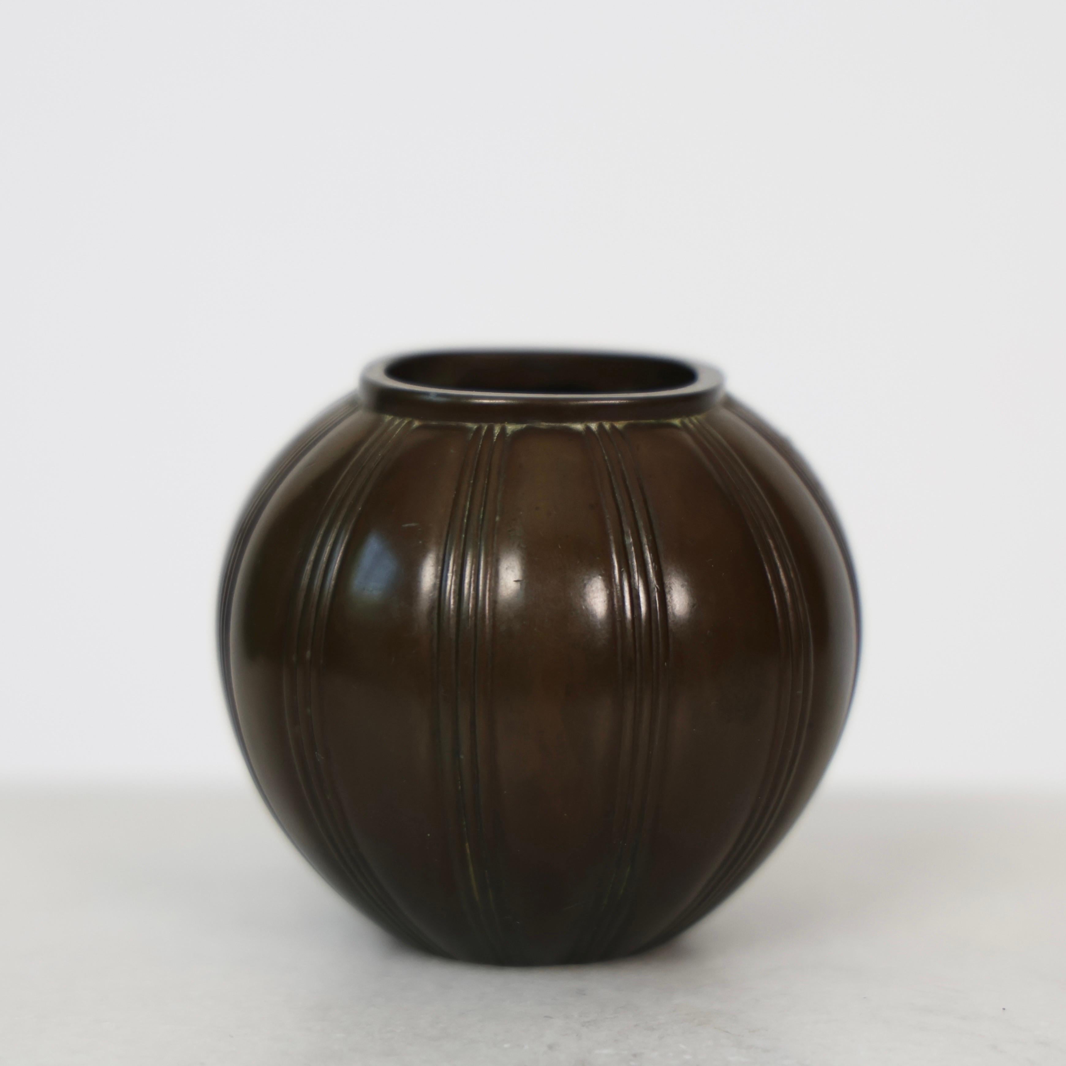 Vase rond Diskometal de Just Andersen, années 1930, Danemark en vente 1