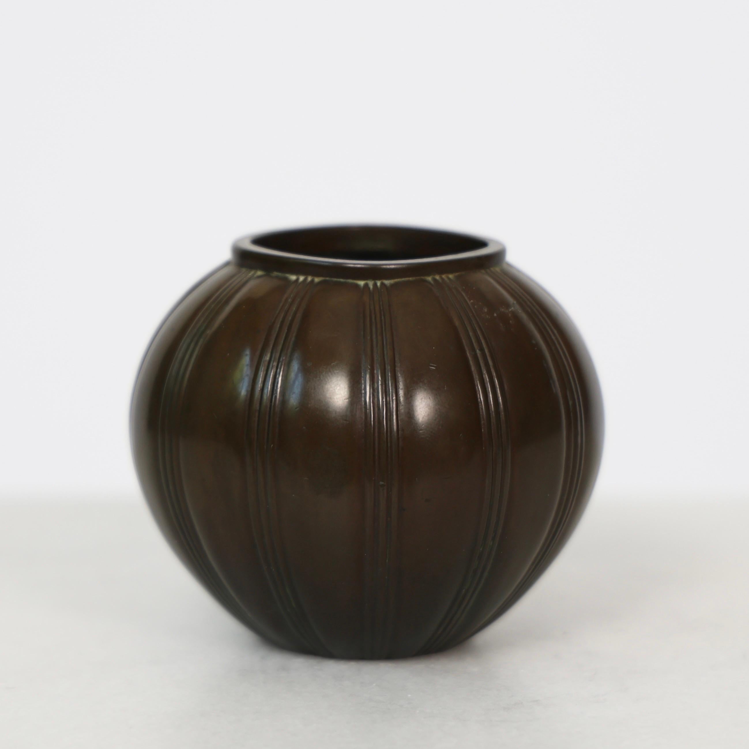 Milieu du XXe siècle Vase rond Diskometal de Just Andersen, années 1930, Danemark en vente