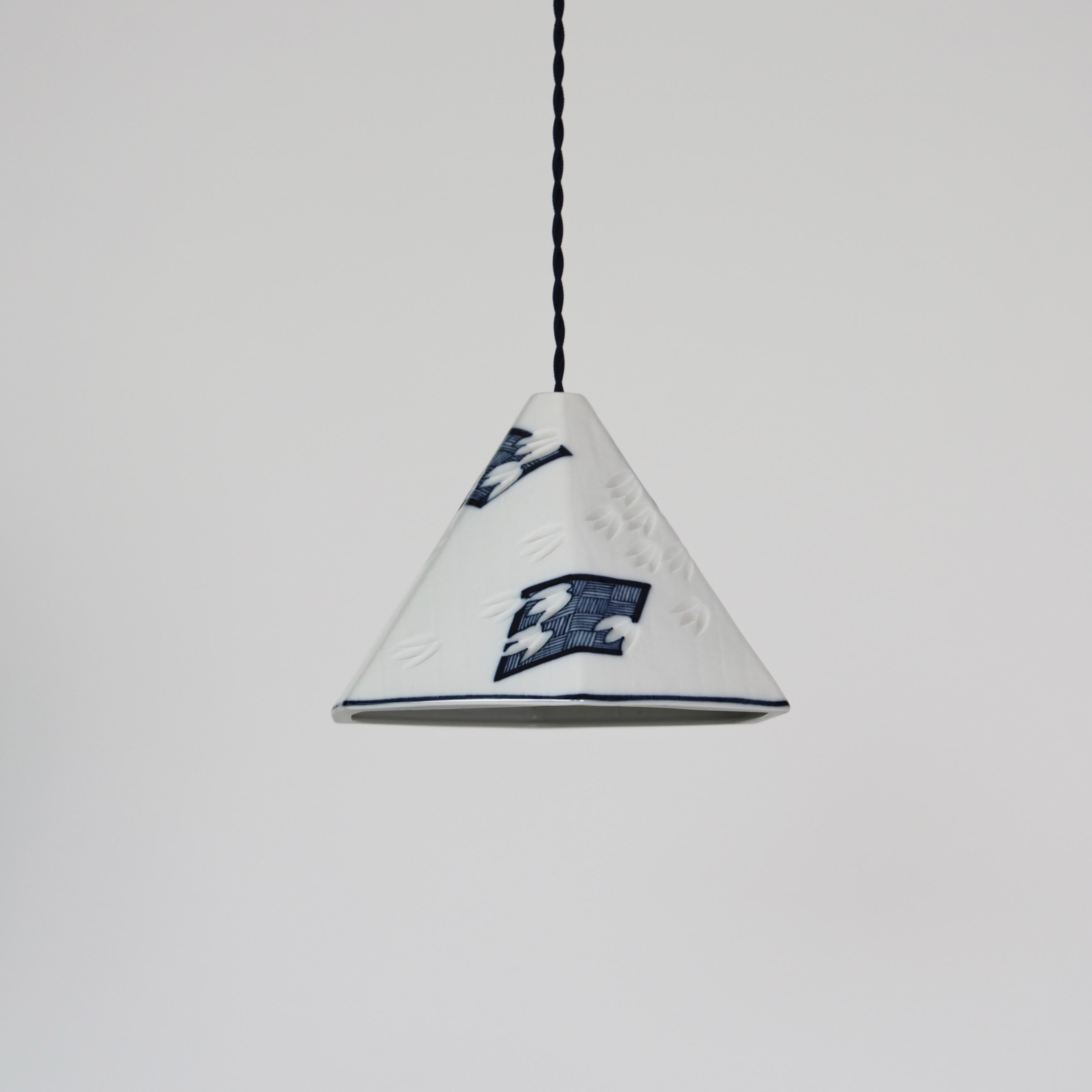 Elegante lampada a sospensione in porcellana di Royal Copenhagen disegnata da Anne Marie Trolle.
 
* Lampada a sospensione a 6 lati in porcellana bianca con disegni blu scuro 
* Designer: Anne-Marie Trolle
* Model No: Luciana (piccola)
* Produttore: