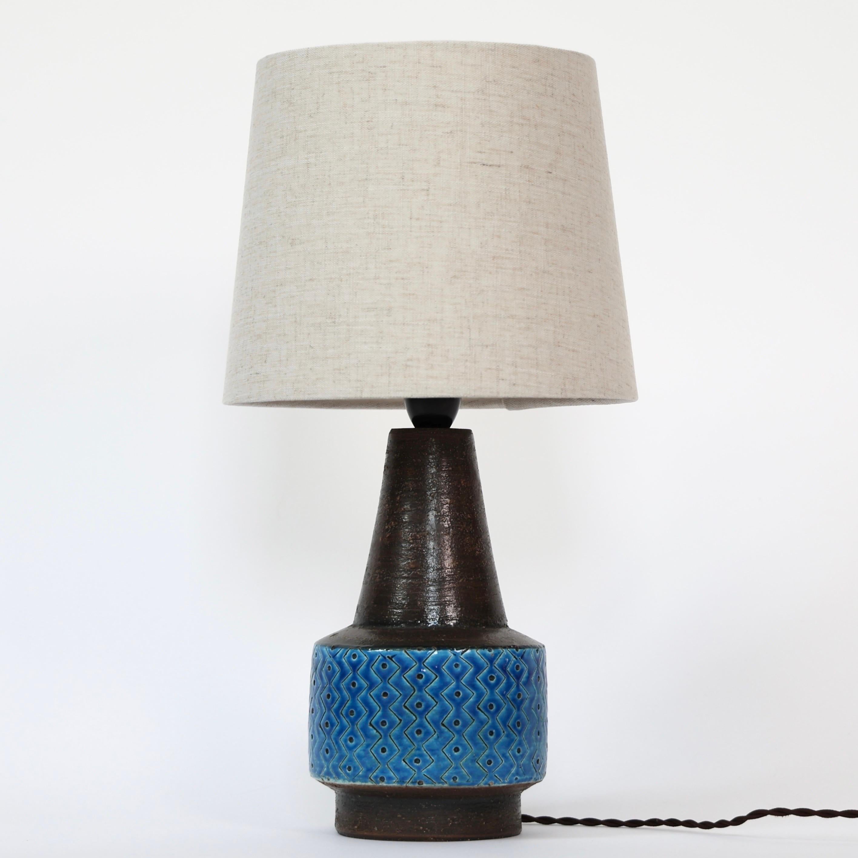 Eine seltene Schreibtischlampe aus Steingut von Svend Aage Holm Sørensen aus Steingut aus den 1950er Jahren. Es ist wirklich ein perfektes Stück. 

* Eine Schreibtischlampe aus Steingut mit blauer Glasur und beigem Stoffschirm
* Designer: Svend Aage