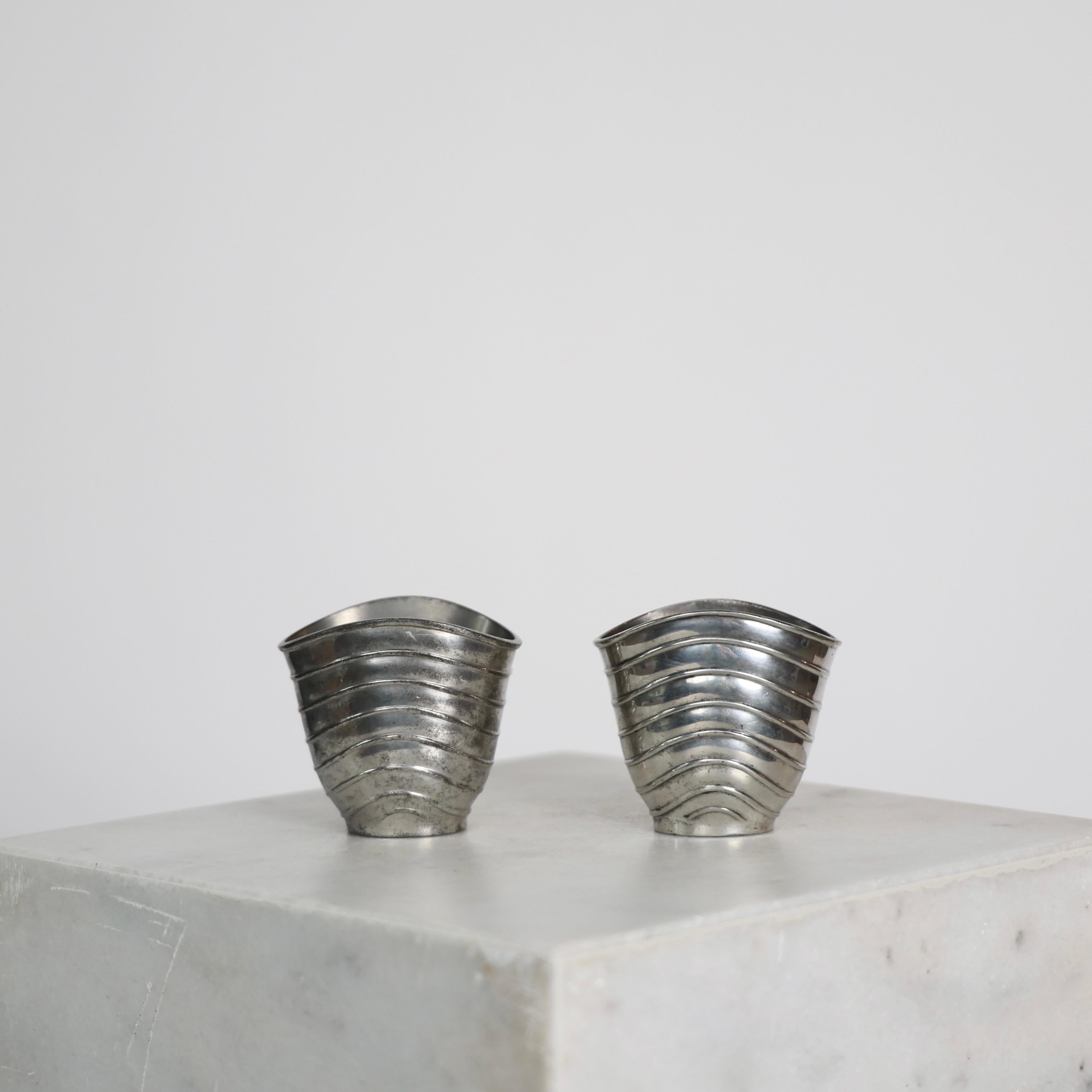 Due eleganti vasi in peltro disegnati da Ellen Schlanbush per Just Andersen nei primi anni Cinquanta.

* Set (2) di vasi in peltro incannucciato 
* Designer: Ellen Schlanbusch
* Produttore: Just Andersen
* Stile: 2503 (timbro 'Just 2503')
* Anno: