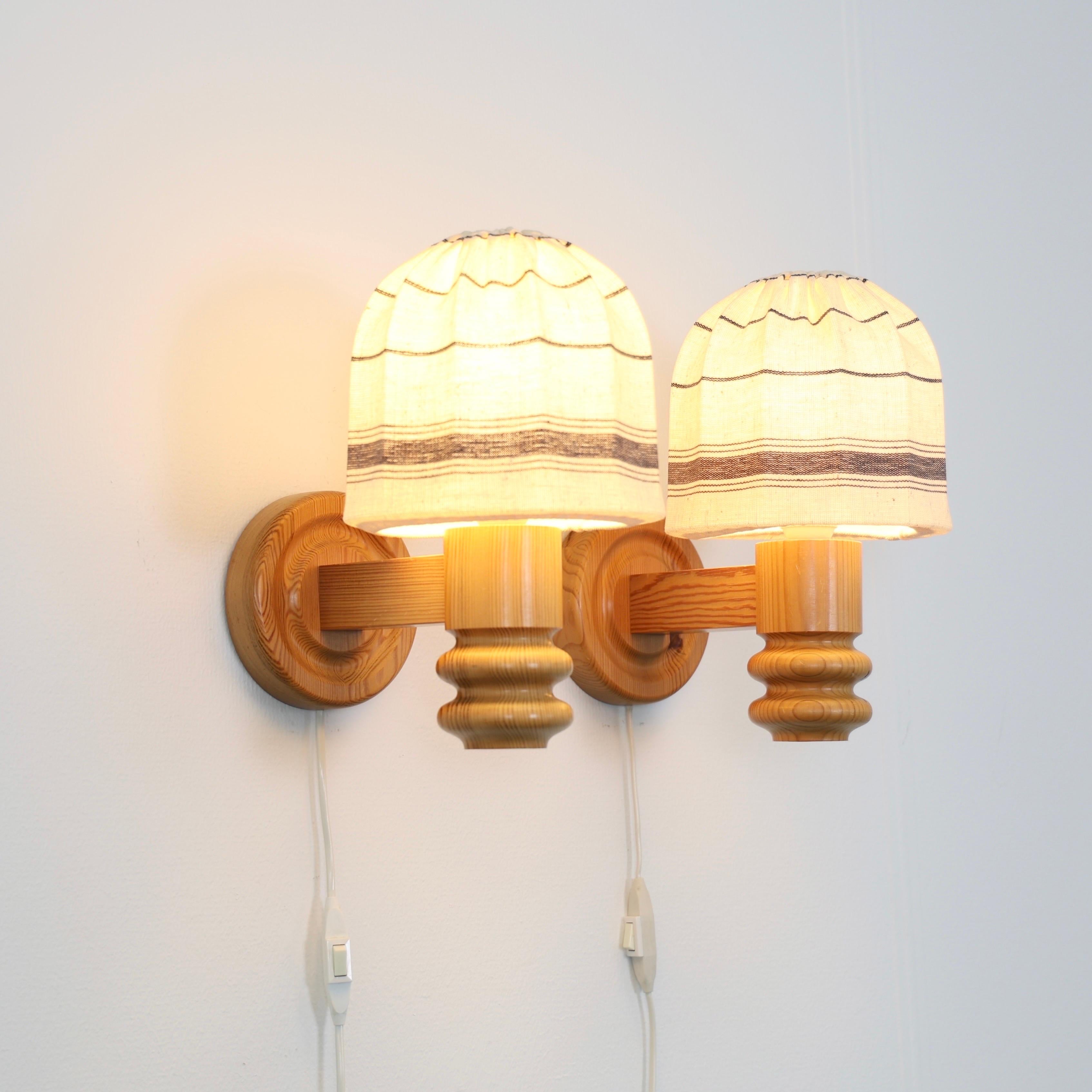 Suédois Ensemble d'appliques suédoises en bois de pin par Solbackens Svarveri, Suède, 1970 en vente