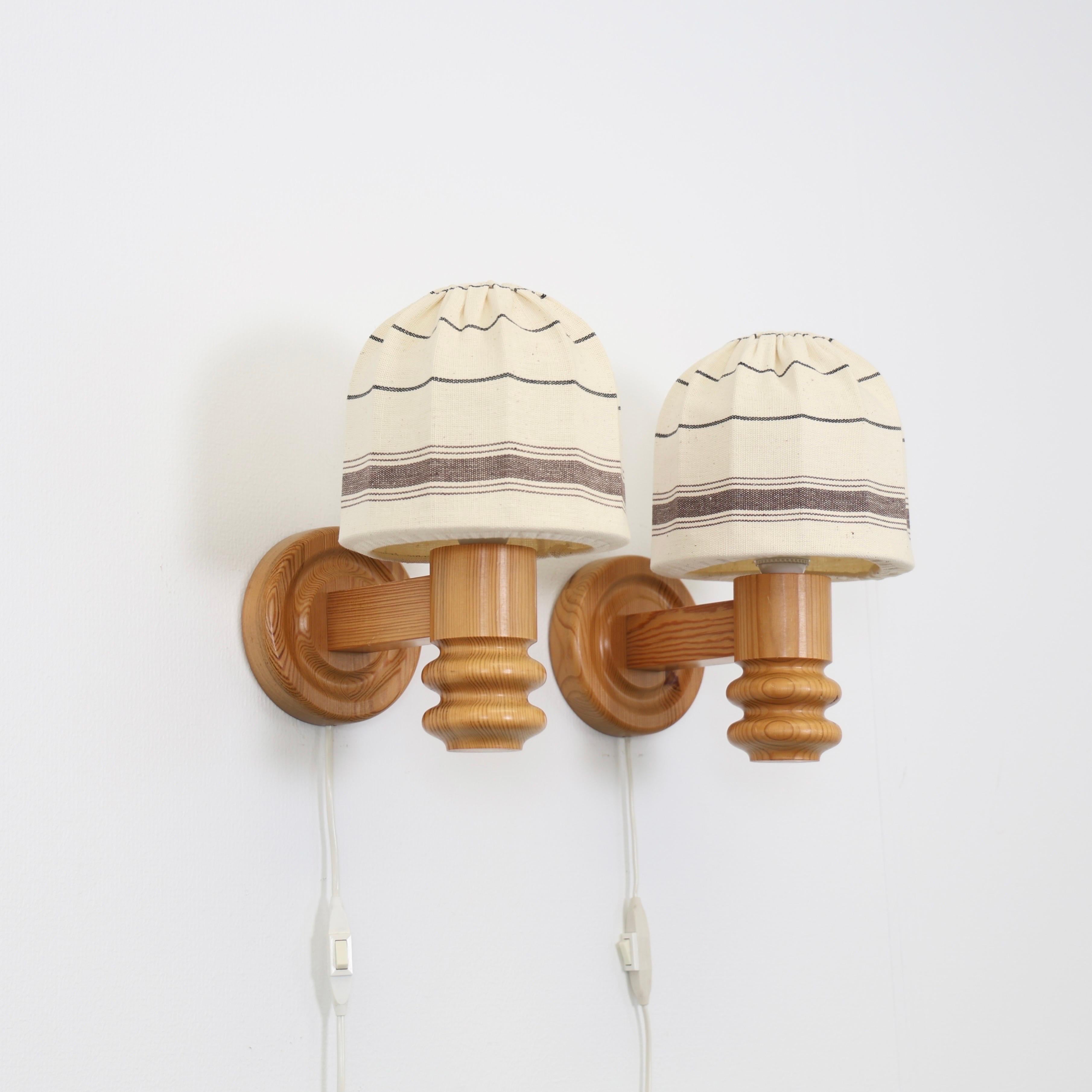 Scandinave moderne Ensemble d'appliques suédoises en bois de pin par Solbackens Svarveri, Suède, 1970 en vente