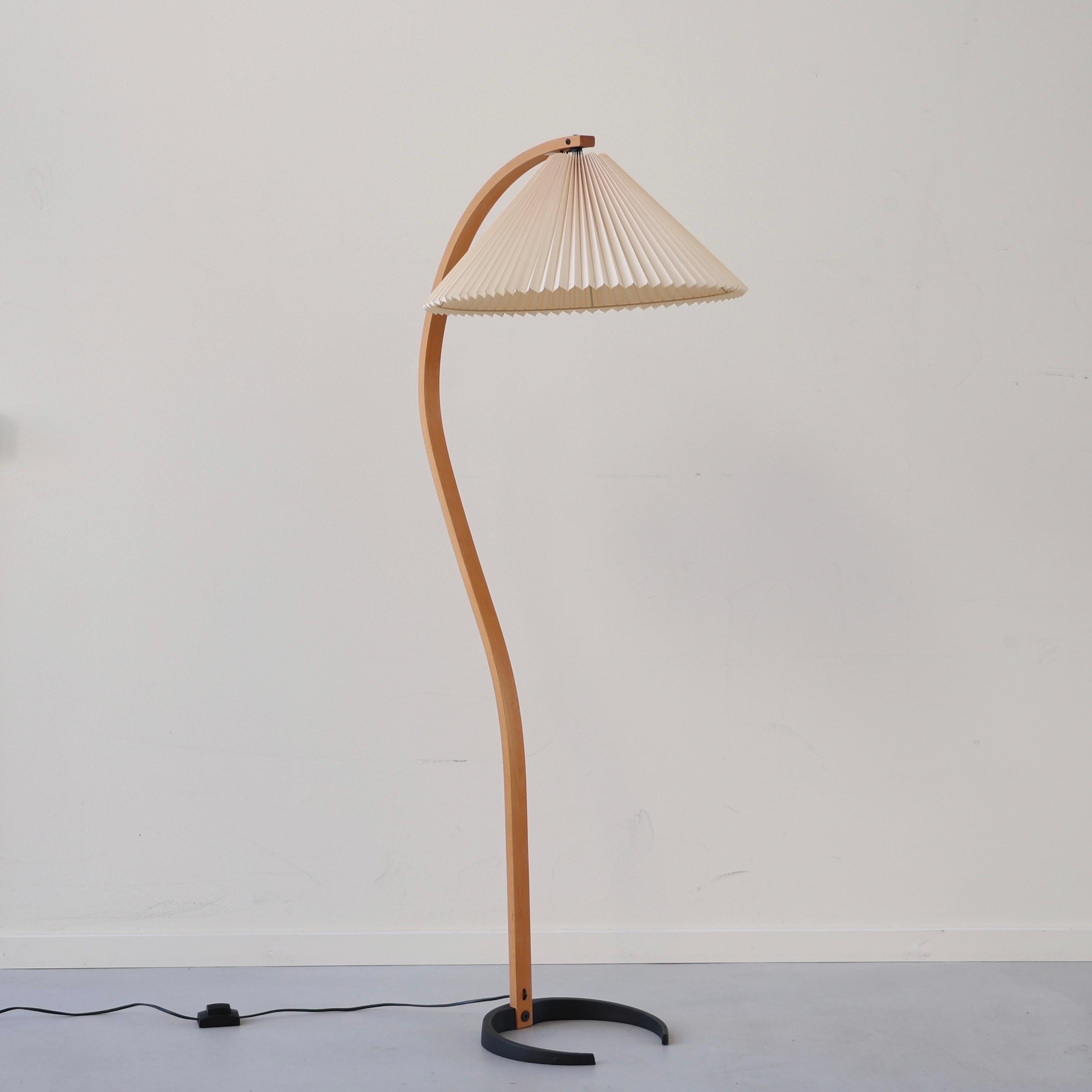 Original versión temprana de la lámpara de pie danesa Timberline no. 840 diseñada por Mads Caprani en la década de 1970. 

* Lámpara de pie de chapa de haya curvada con pantalla de tela plisada de color hueso
* Estilo: 840
* Fabricante: Caprani