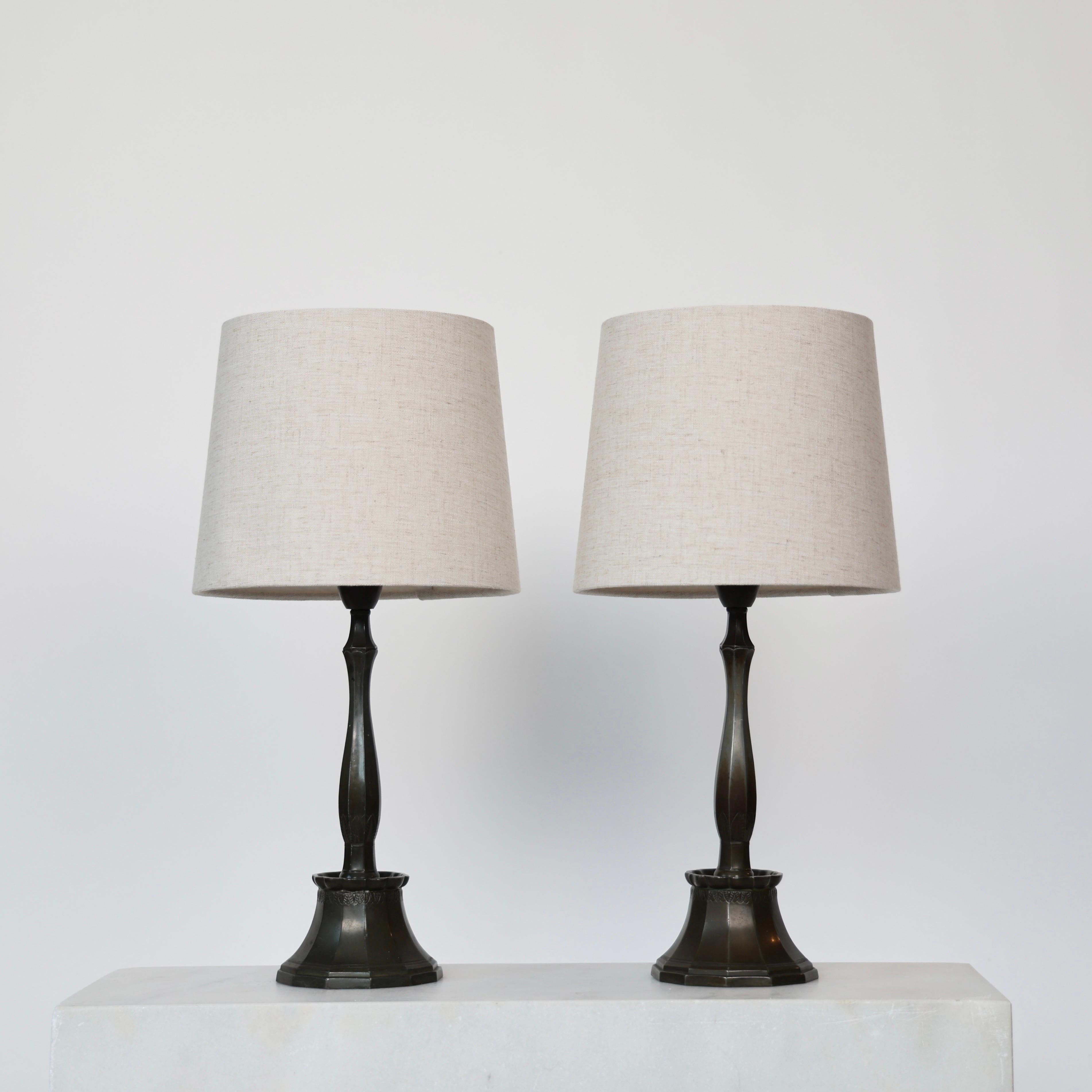 Ensemble de lampes de table Diskometal réalisées par Just Andersen dans les années 1920. 

* Set (2) de lampes diskometal avec base à 12 côtés, col fin et abat-jour en tissu beige.
* Designer : Just Andersen
* Style : D02
* Année : 1926
* Condition