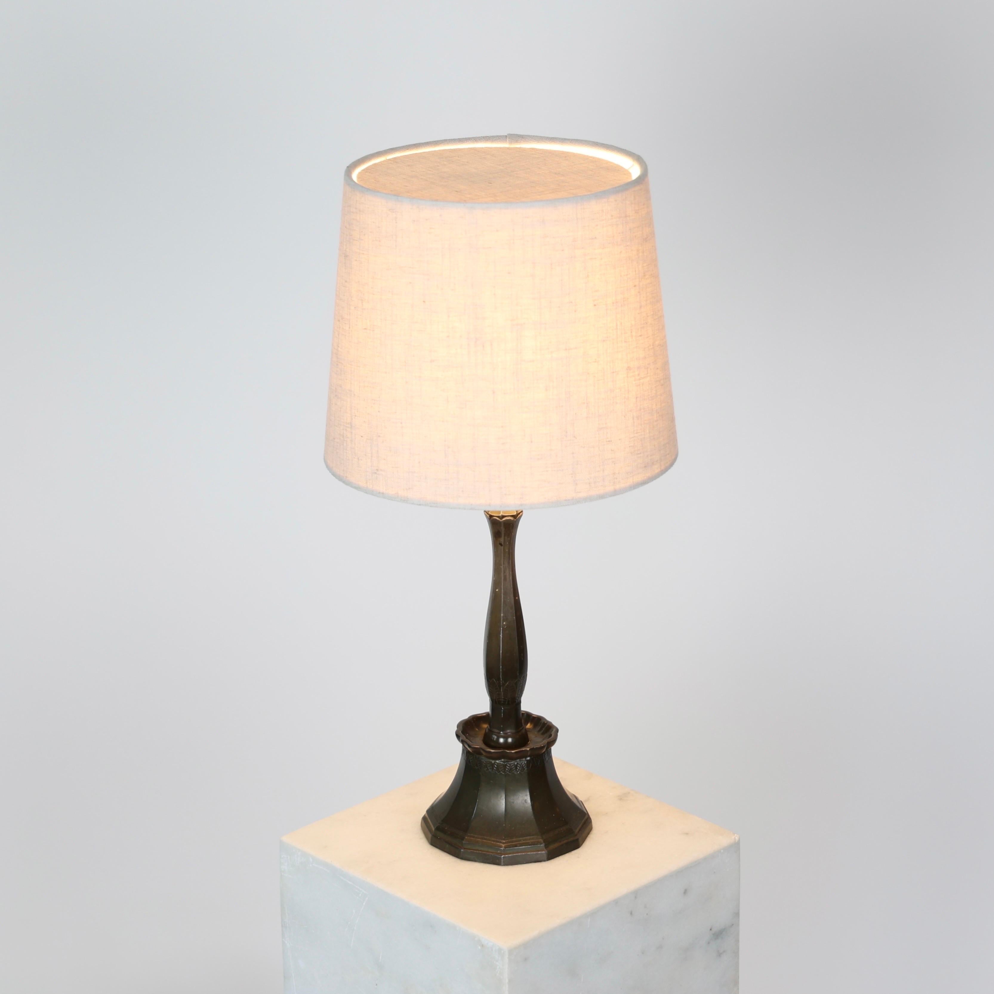 Métal Lampes de table Diskometal de Just Andersen, années 1920, Danemark en vente