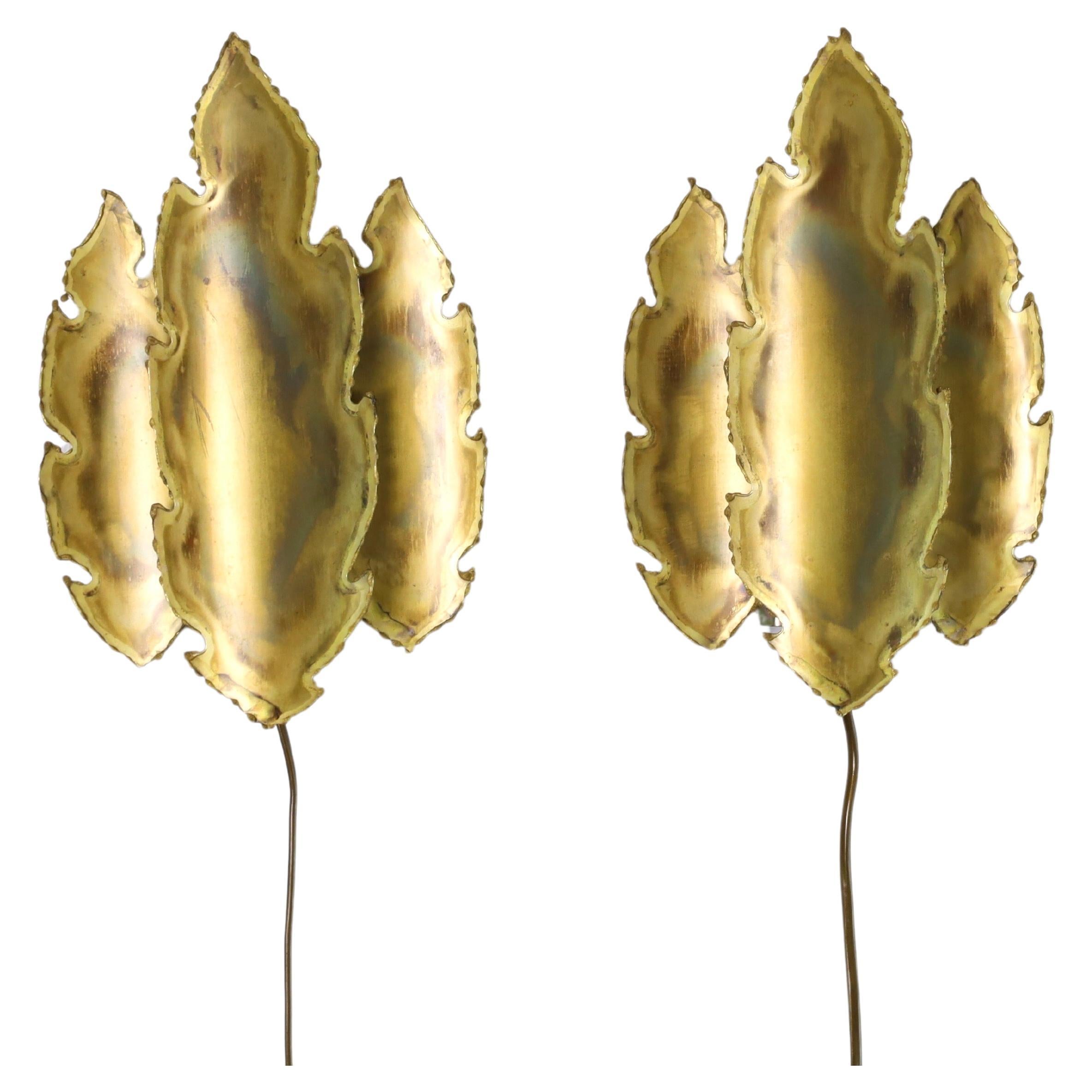 Pair of flame-cut brass sconces designed by renowned Svend Aage Holm Sørensen in the 1960s. Captivating interplay of light and shadow, adding a warm and inviting atmosphere to any to any beautiful space.

* A pair (2) of leaf-shaped flame cut brass