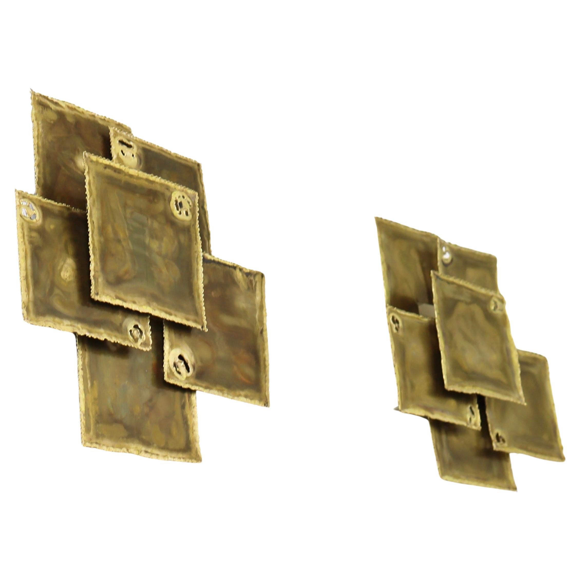 A pair of substantial brass wall lamps designed by Svend Aage Holm Sørensen in the 1960s. Finding a pair is not an everyday experience.

* A pair (2) of sconces with six square slates in flame-cut brass
* Designer: Svend Aage Holm Sorensen
* Model: