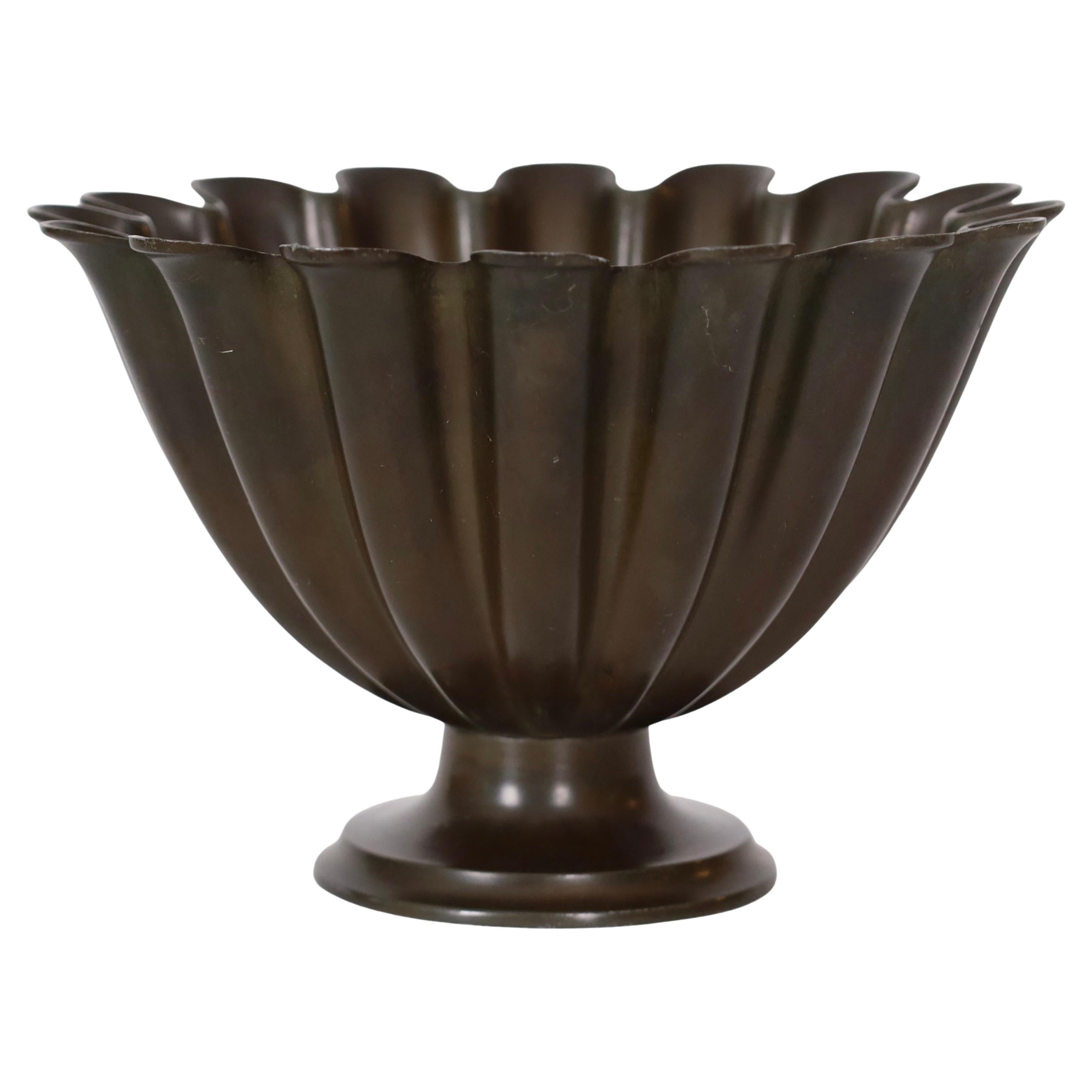 Schale mit Wellenschliff auf Sockel von Just Andersen, 1920er Jahre, Dänemark