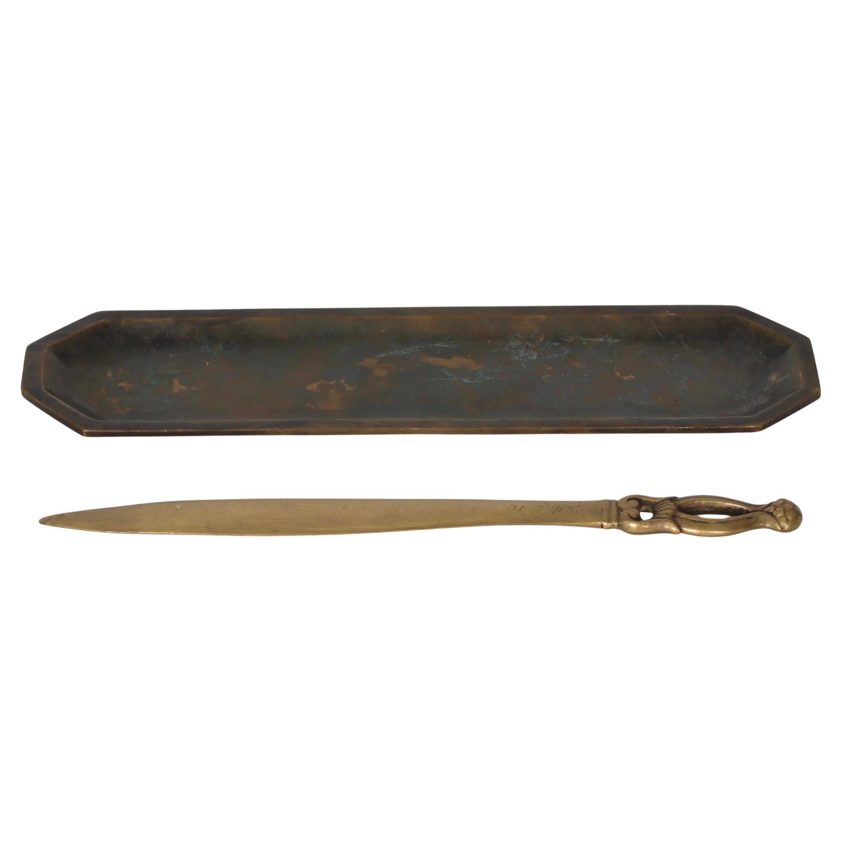 Vassoio e coltello da lettera in bronzo disegnato da Just Andersen, anni '20, Danimarca