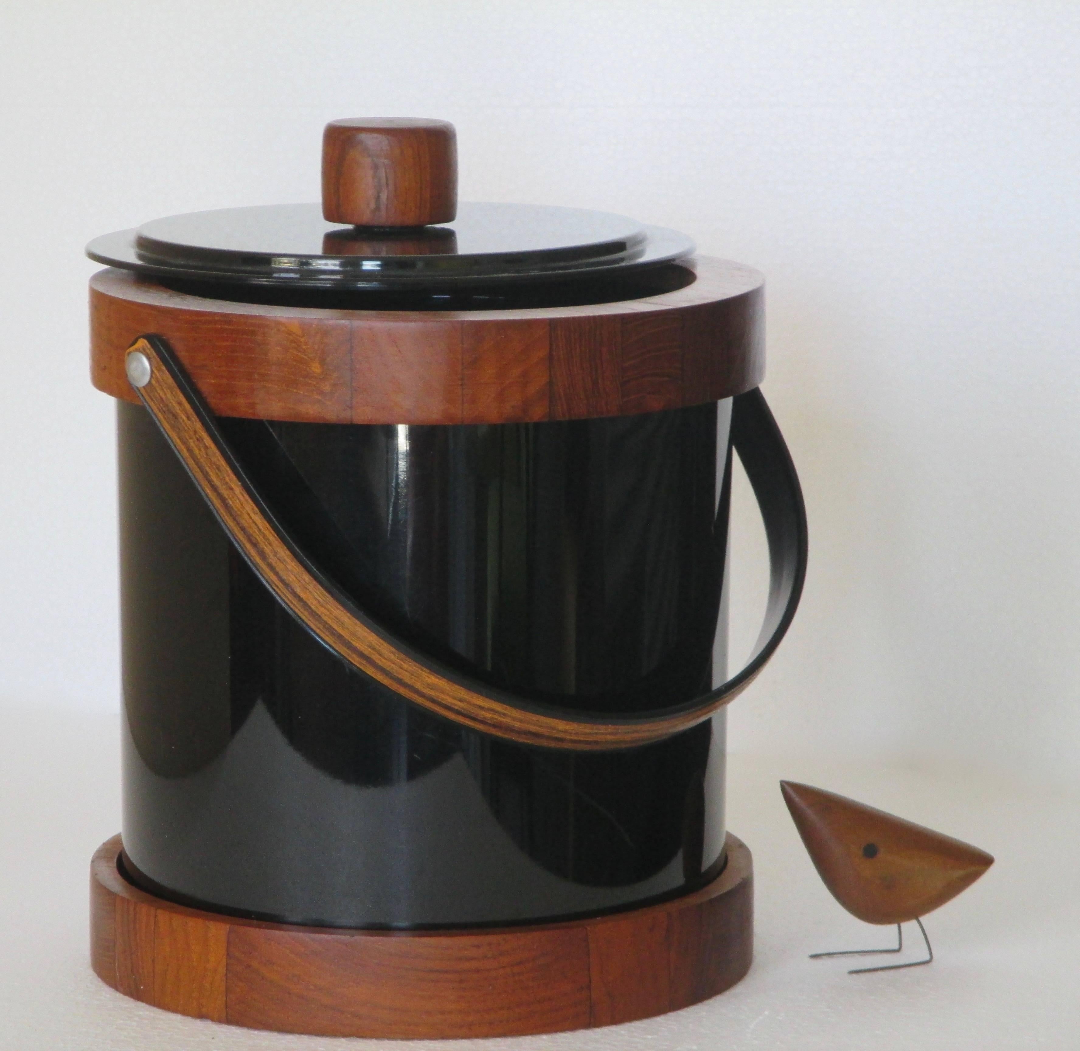 Special vintage ice holder in Siamese teak and black plastic
by Ernest Sohn, 1960s.