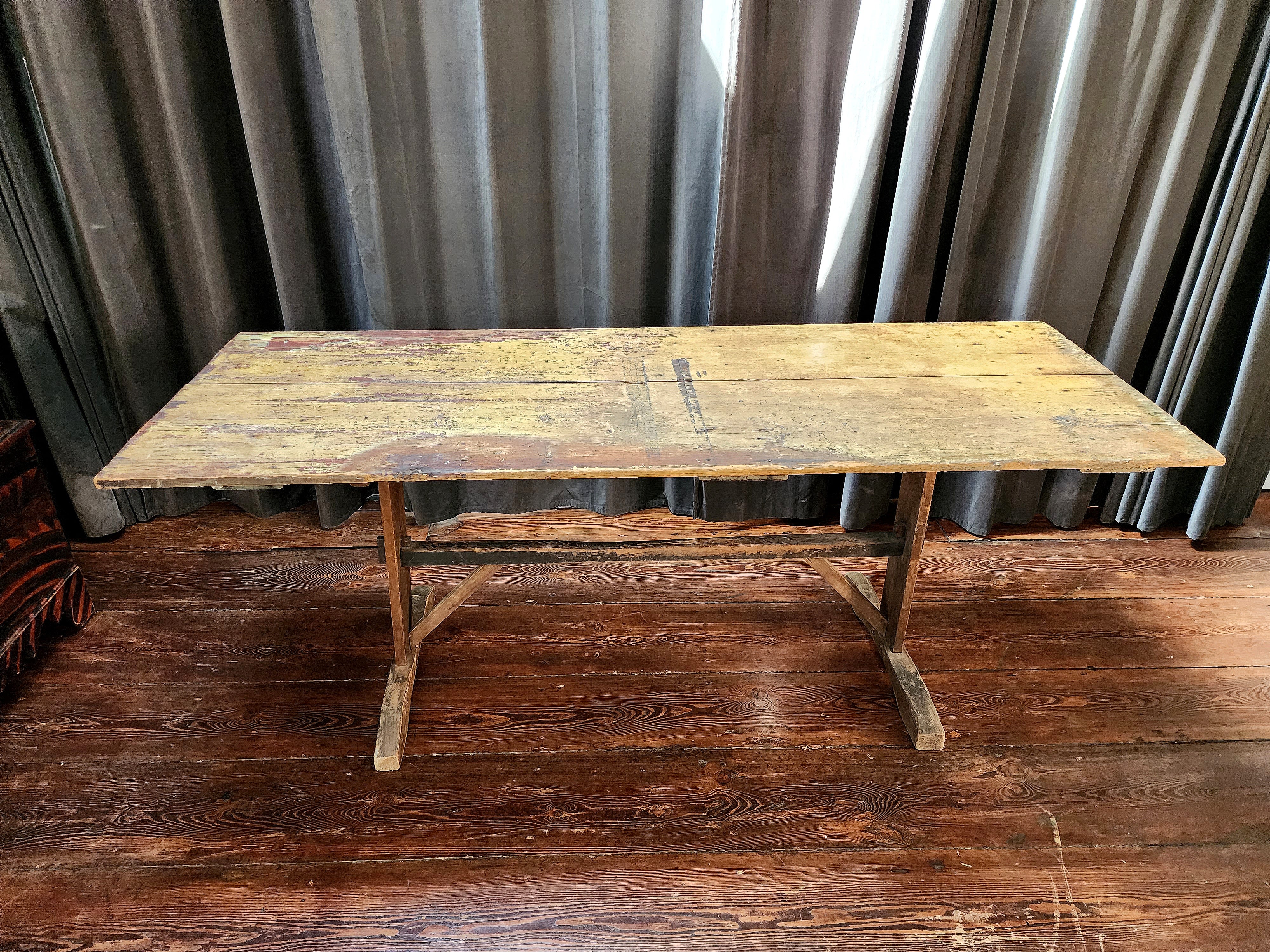 Primitif Ancienne table à tréteaux en pin du 18e siècle  en vente