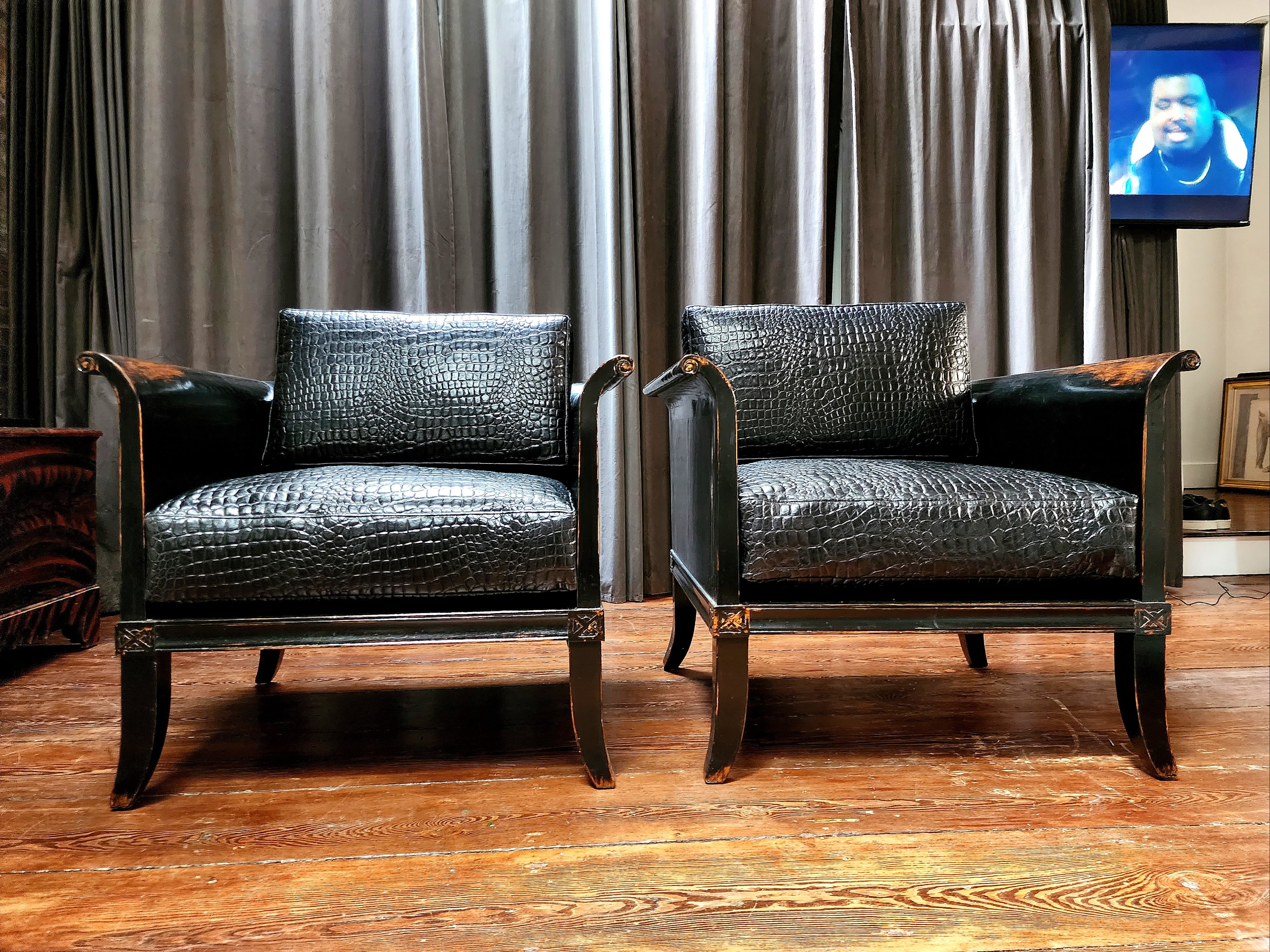 Une paire spectaculaire et chic de fauteuils de style Ming avec des sièges en cuir gaufré. Fabriqué à partir de bois extrêmement dur, avec une magnifique patine vieillie par le temps grâce à la glaçure ébène.
L'alligator en cuir de patron est