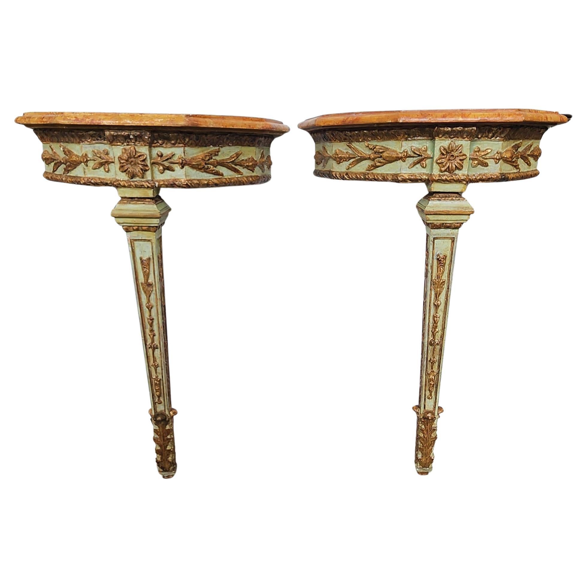 Ein schönes Paar italienischer Tische CIRCA 1800 im neoklassischen Stil. Geschnitzte und geformte Unterteile mit originaler Vergoldung und bemalter Oberfläche. Die Platte ist mit einer schönen Maserung versehen, die an afrikanischen Rosenmarmor