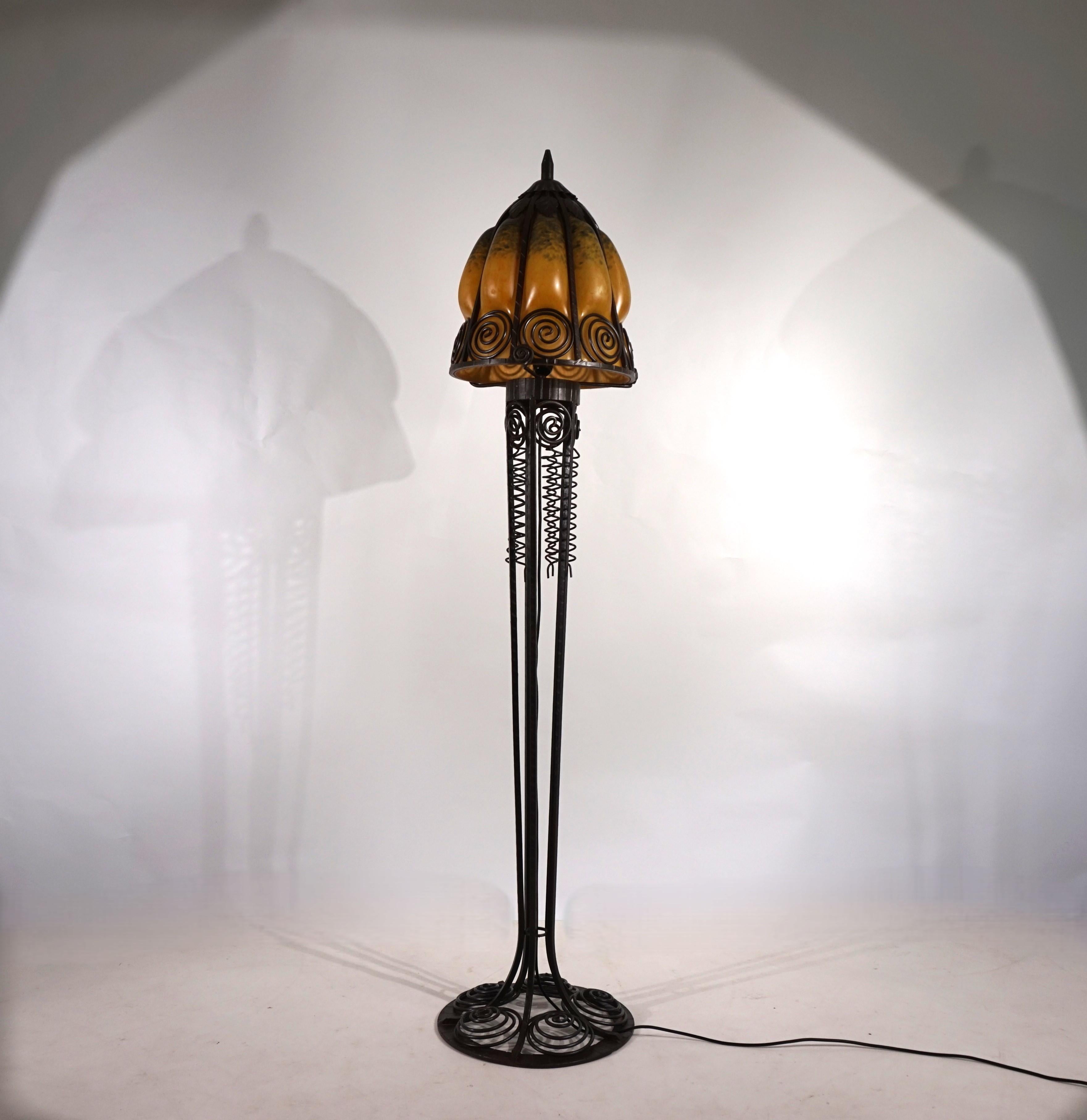 Inizio XX secolo Lampada da terra in ferro battuto Art Nouveau Charles Schneider, 1920 in vendita