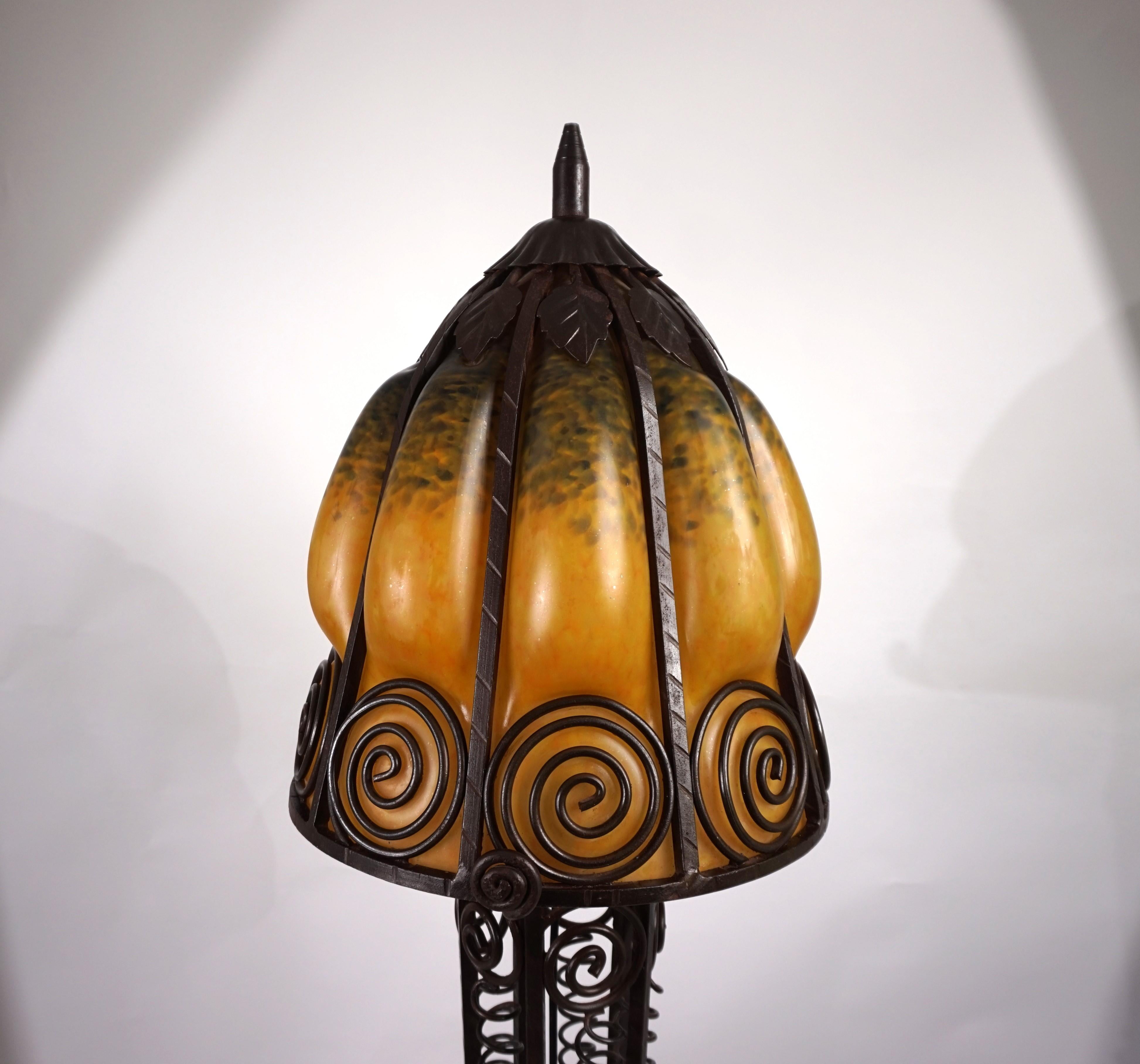 Lampada da terra in ferro battuto Art Nouveau Charles Schneider, 1920 in vendita 1