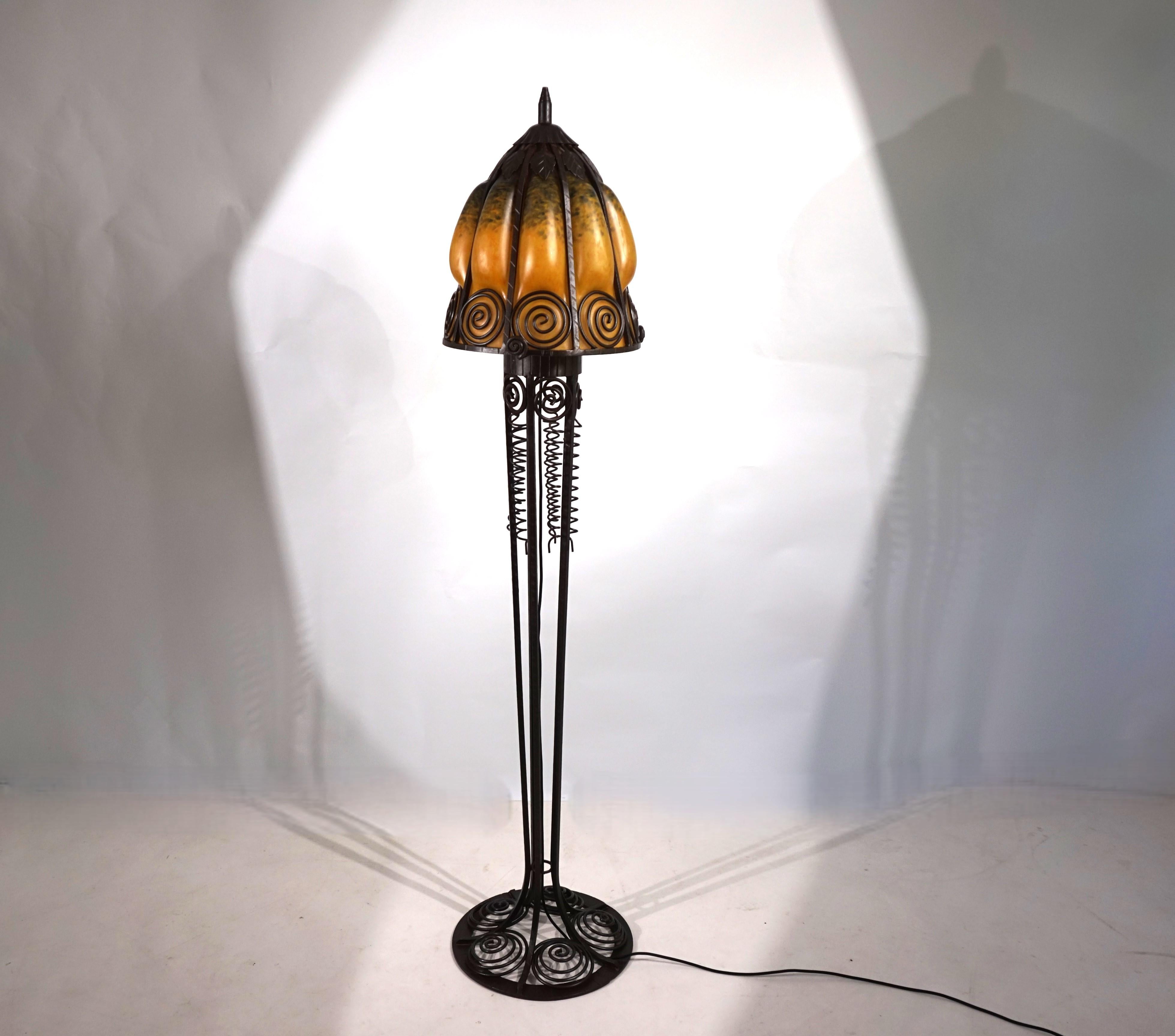 Lampada da terra in ferro battuto Art Nouveau Charles Schneider, 1920 in vendita 6