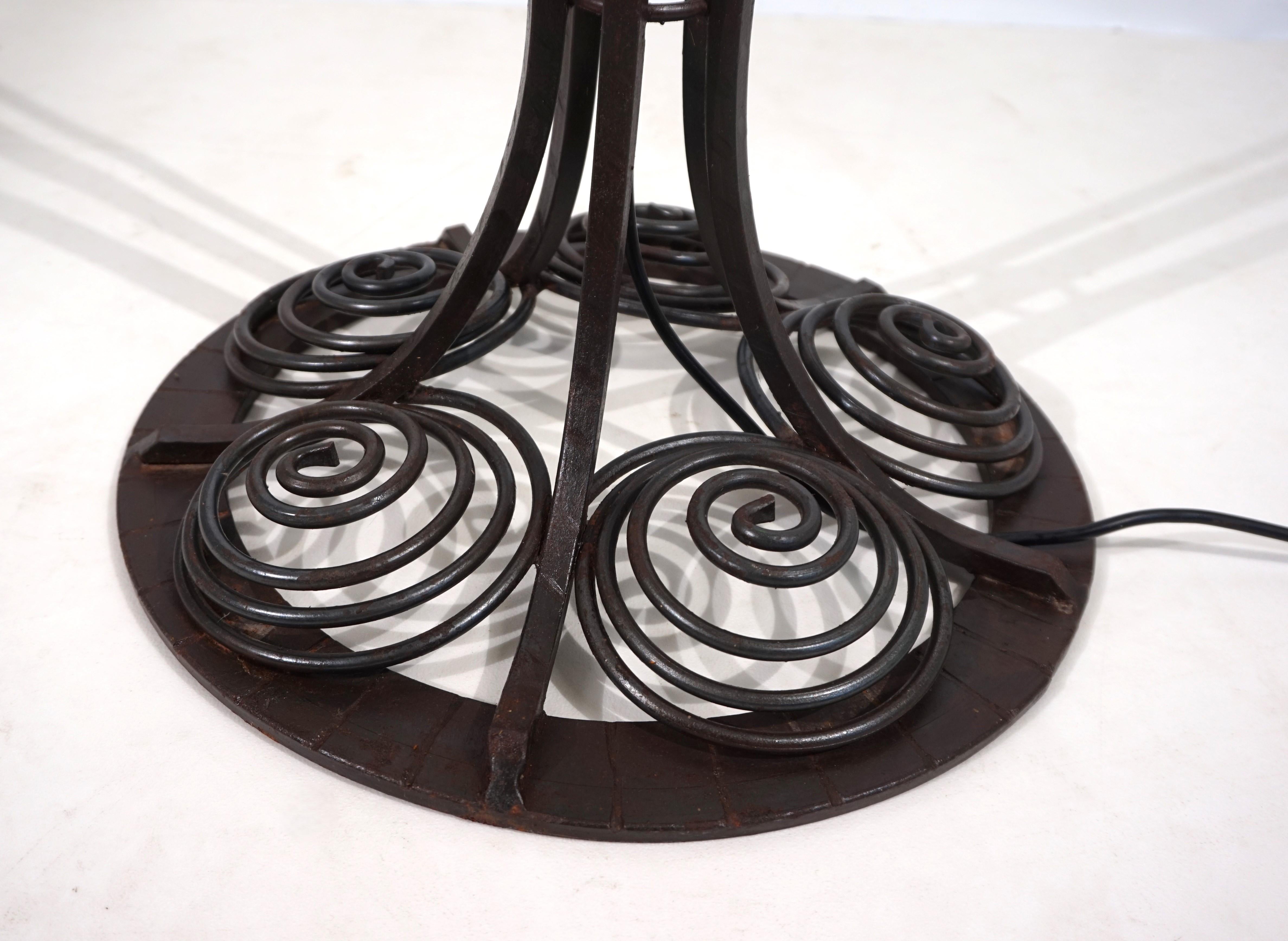 Lampada da terra in ferro battuto Art Nouveau Charles Schneider, 1920 in vendita 4