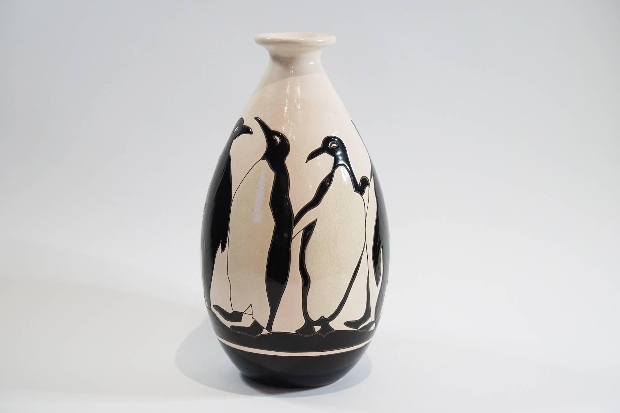 One of the more rare designs by Atelier de Fantaisie.
Polychrome design with penguins in different attitudes. The name Alfred which can be read under some vases might be a funny hint at the penguin drawn by Alain Sait-Ogan, who is considered the