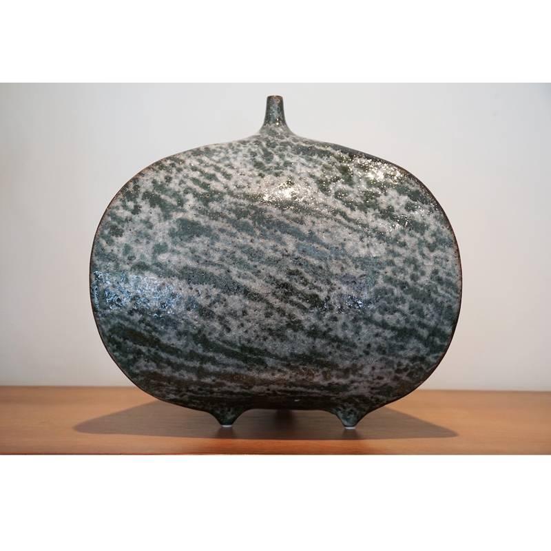 Three-sided vessel.
Clay: Brown.
Glaze: White crackle glaze with grey to green striations.

Artist Titia Estes