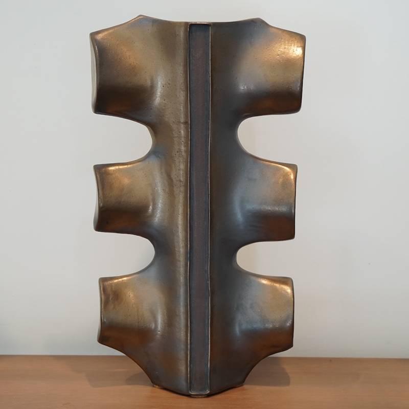 Clay: Brown.
Glaze: Interior bronze, exterior bronze.
Artist Titia Estes.
