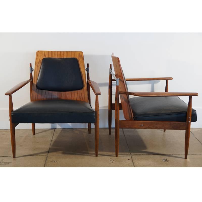 Rare Pair of Mid-Century Modern Red Elm Chairs In Good Condition In Los Angeles, CA