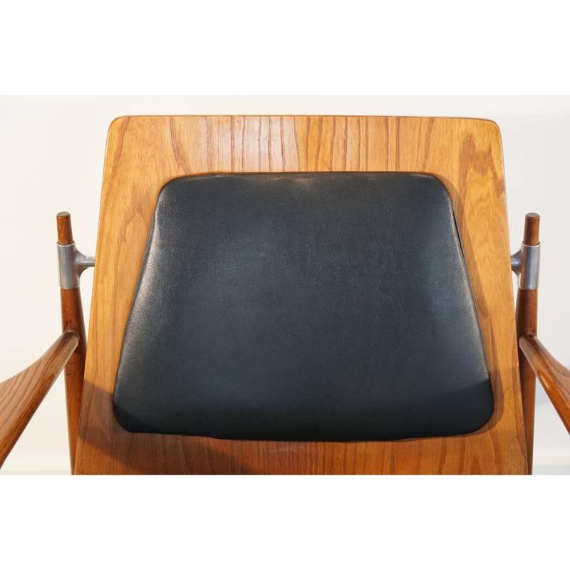 Rare Pair of Mid-Century Modern Red Elm Chairs 1