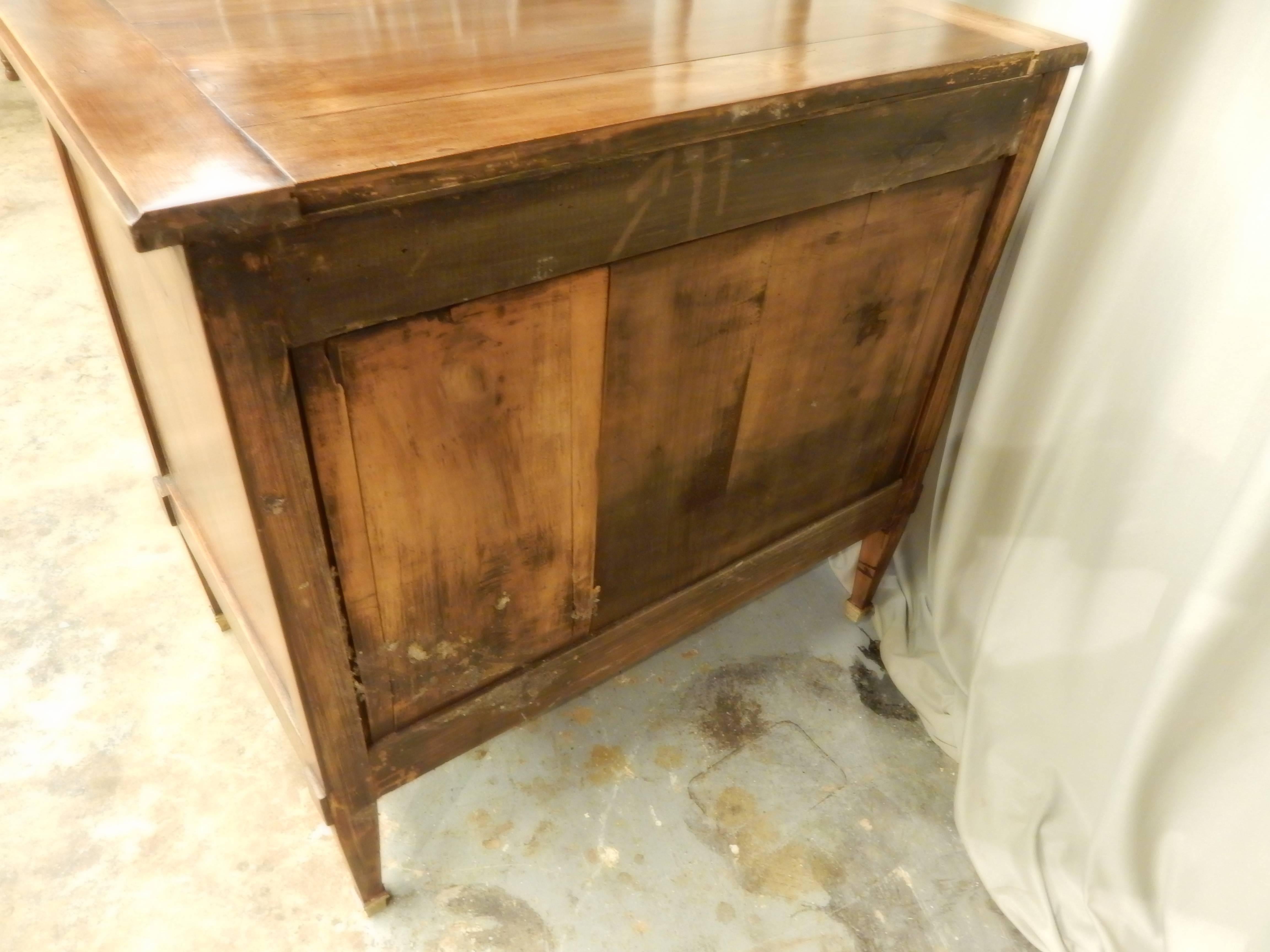 Small Louis XVI Walnut Three-Drawer Commode In Good Condition For Sale In New Orleans, LA