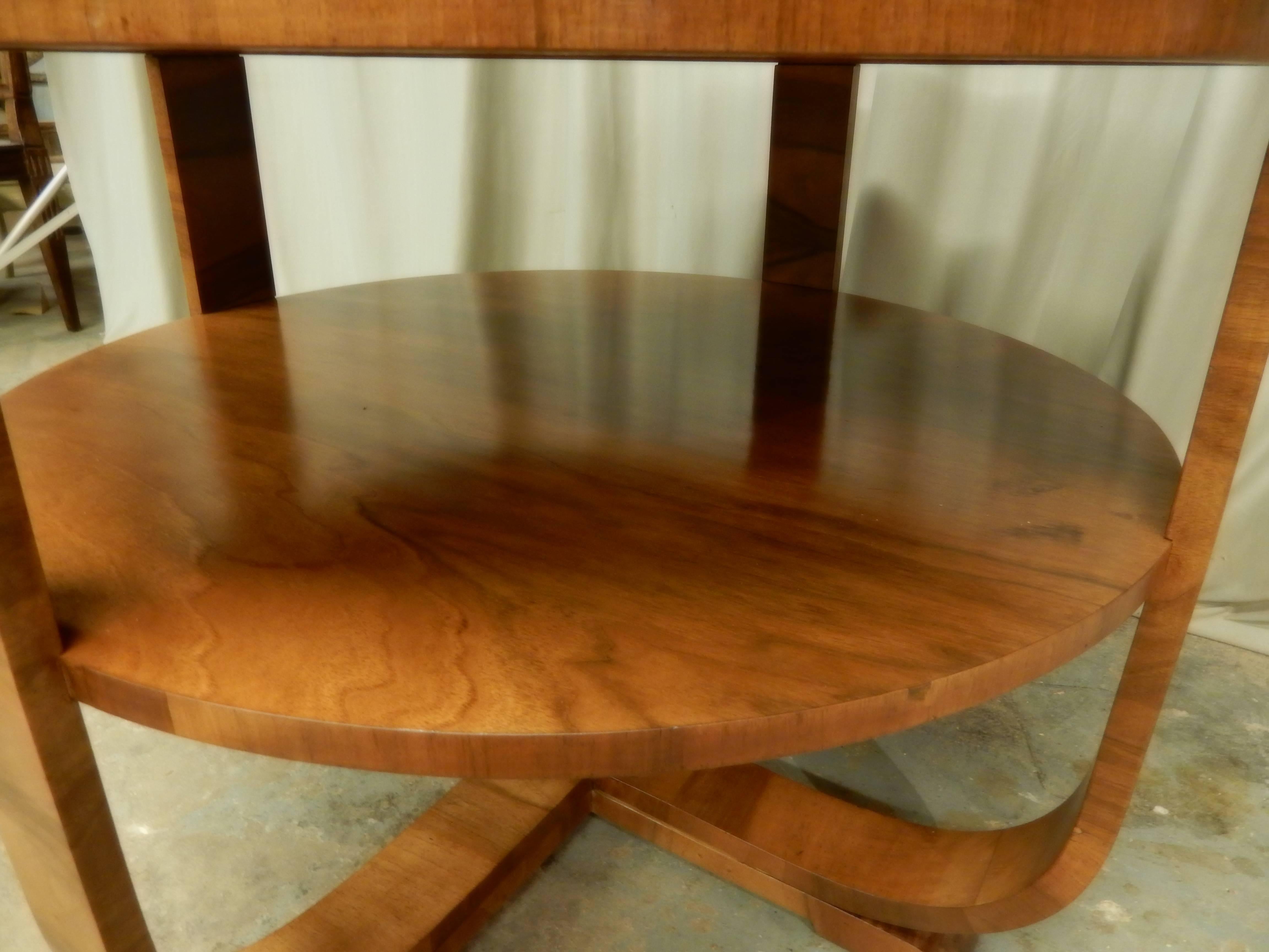 French Walnut Round Art Deco Table In Good Condition For Sale In New Orleans, LA
