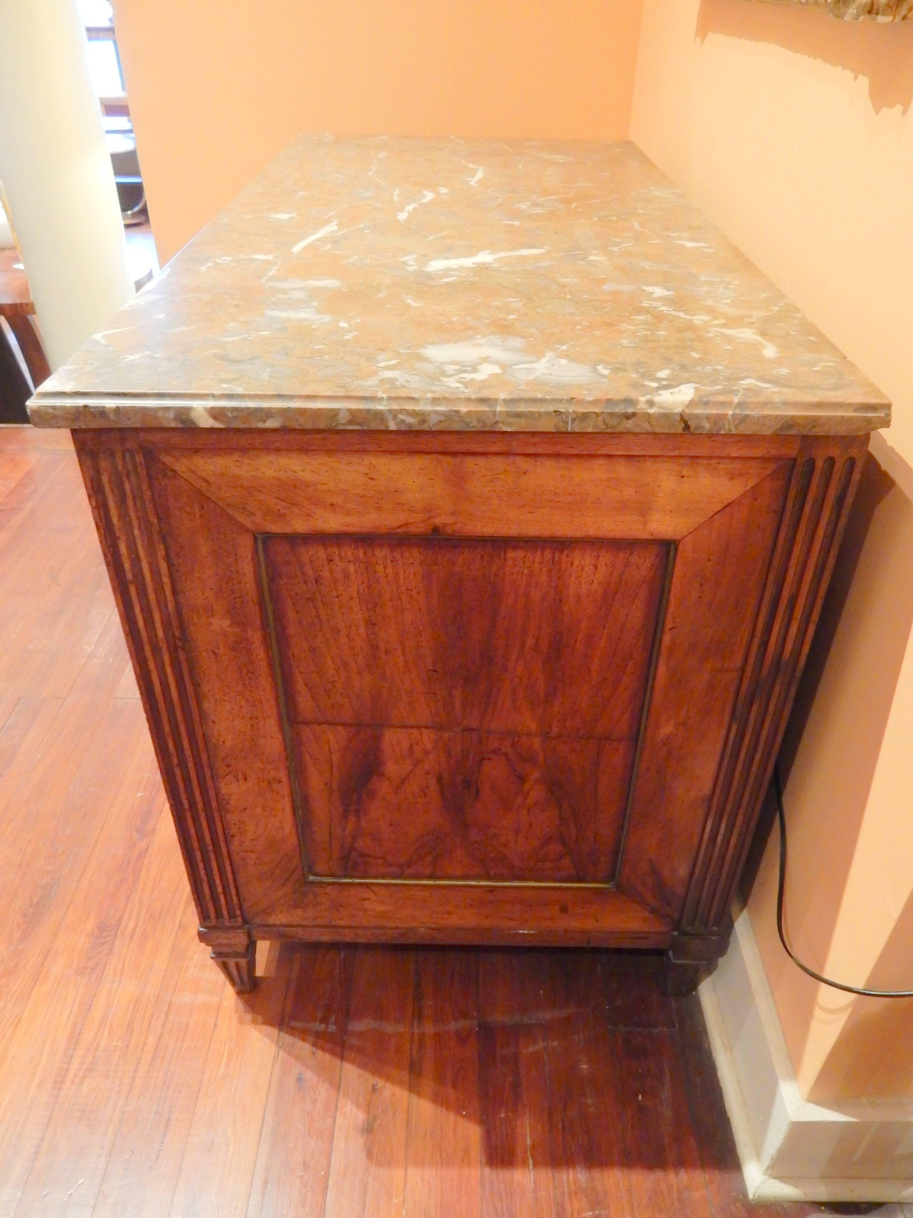 Louis XVI Walnut Commode In Good Condition For Sale In New Orleans, LA