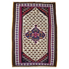 Tapis Kilim persan Senneh vintage au design géométrique en ivoire, rouge et bleu