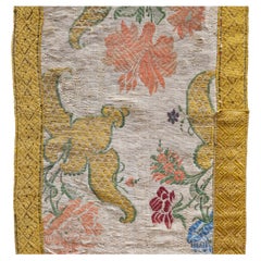 Panel textil europeo del siglo XVIII bordado a mano en seda e hilos dorados