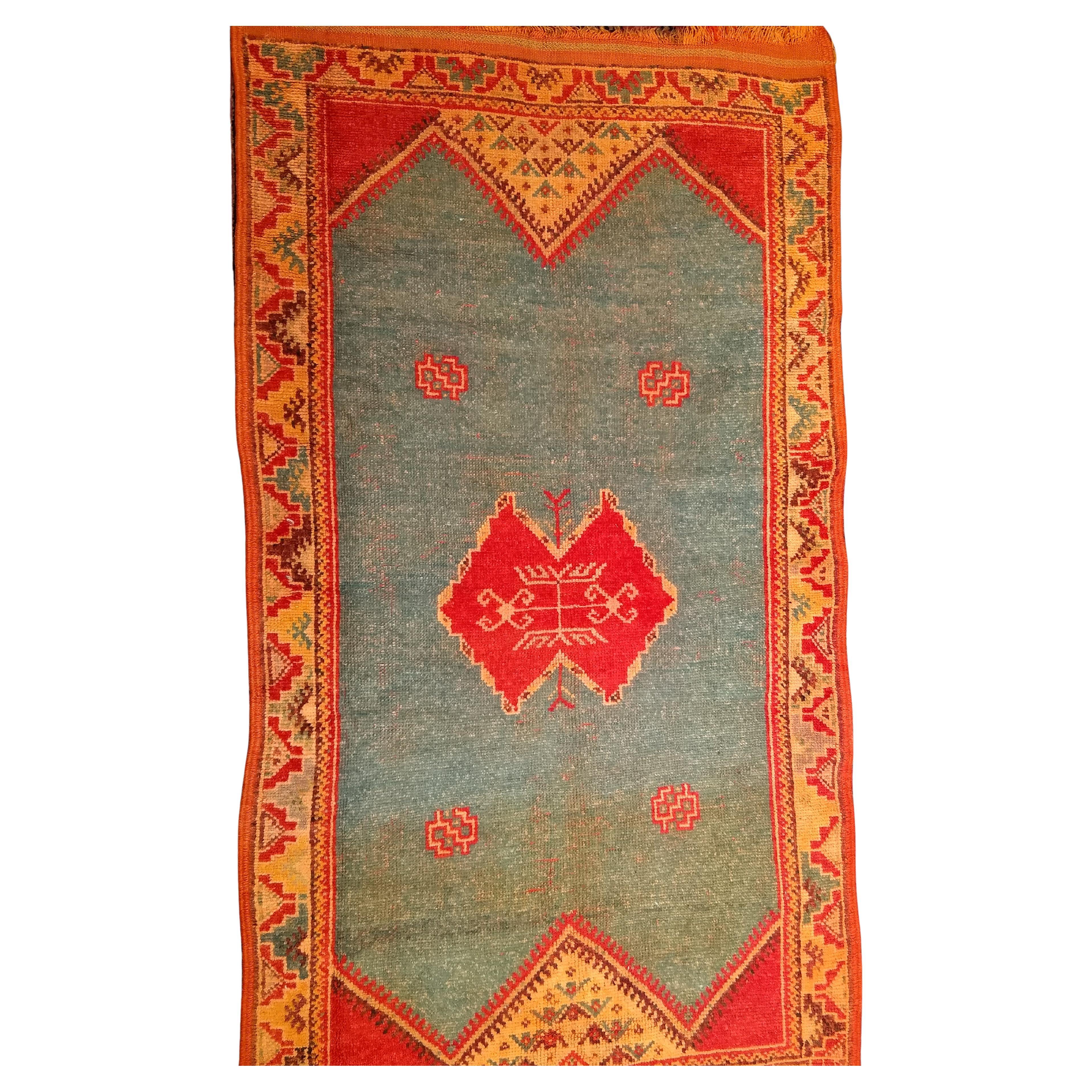 Alfombra marroquí vintage con motivos geométricos en verde pálido, amarillo, rojo y marrón en venta
