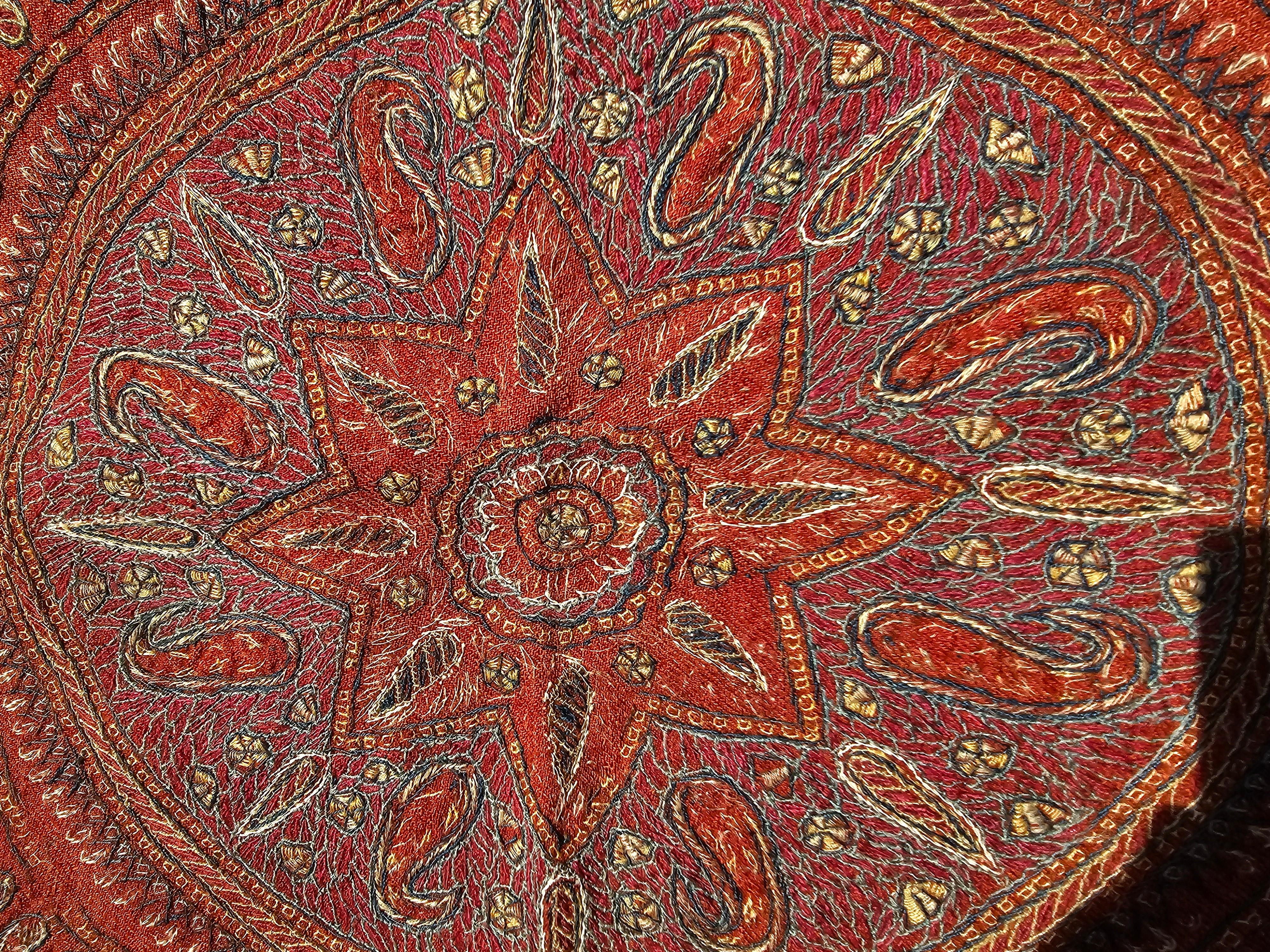 Broderie de soie Kerman Termeh Suzani du 19ème siècle - Rouge, bleu, ivoire en vente 11