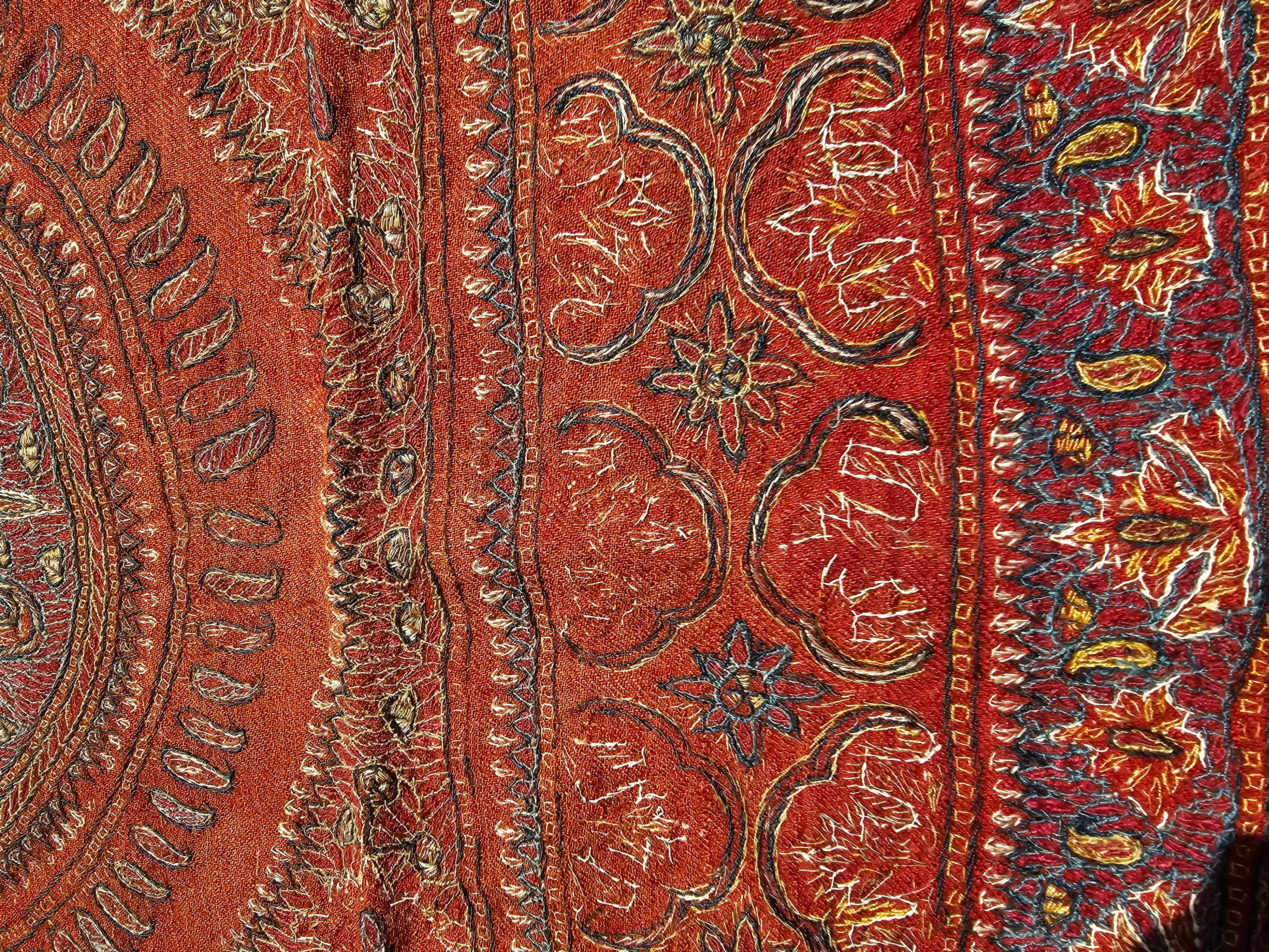 Broderie de soie Kerman Termeh Suzani du 19ème siècle - Rouge, bleu, ivoire en vente 10