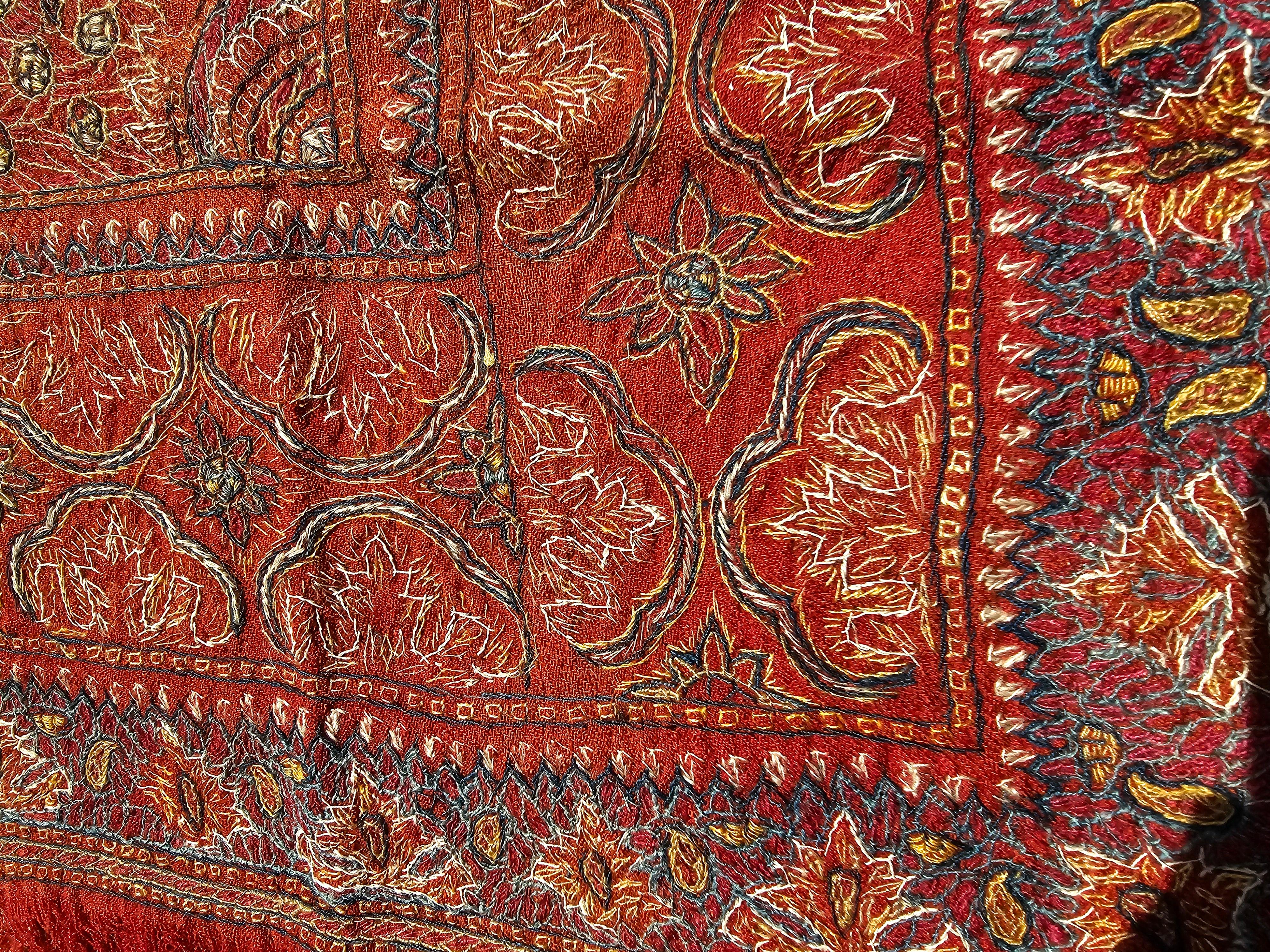 Broderie de soie Kerman Termeh Suzani du 19ème siècle - Rouge, bleu, ivoire en vente 12