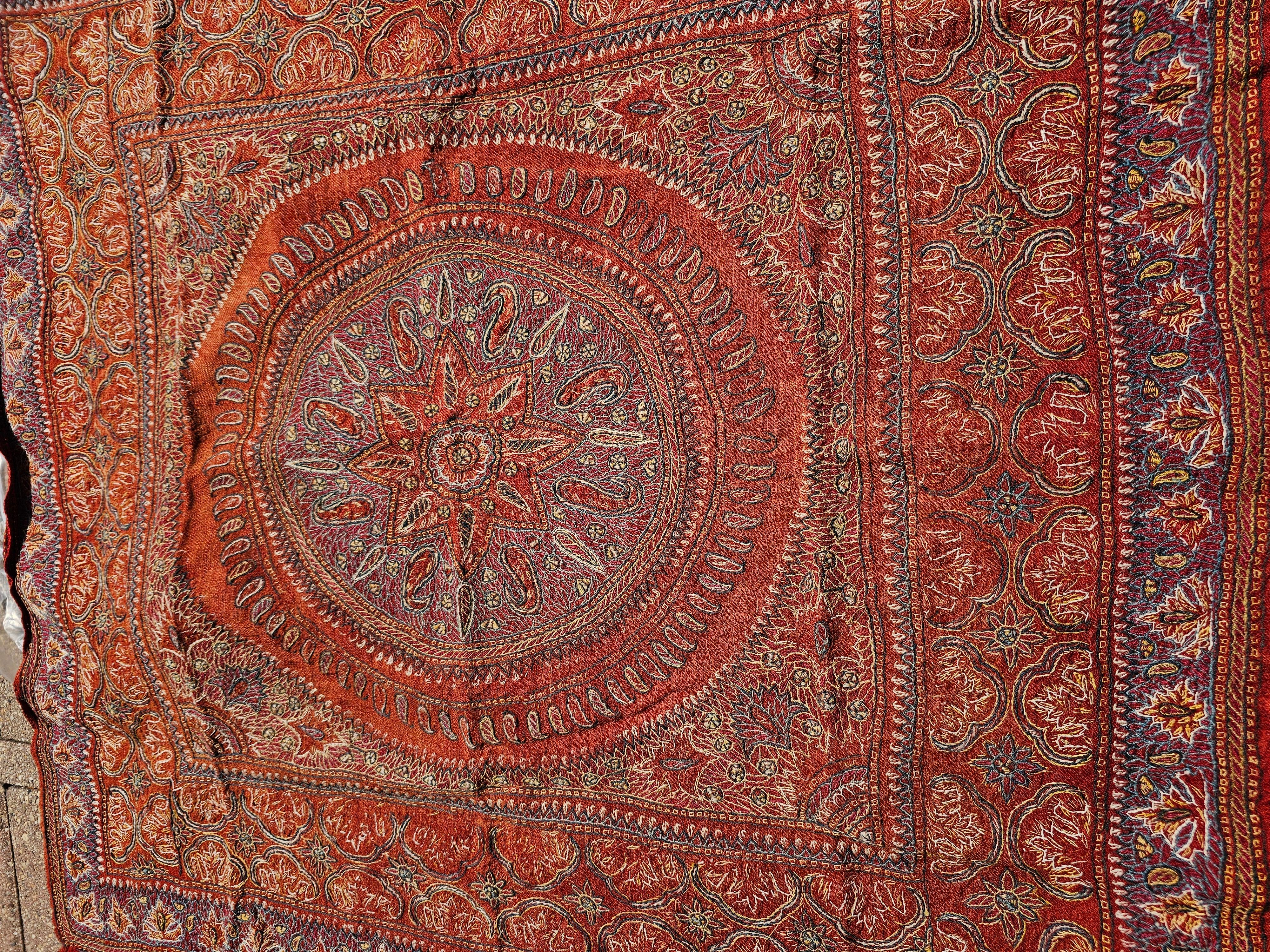 Broderie de soie Kerman Termeh Suzani du 19ème siècle - Rouge, bleu, ivoire en vente 9