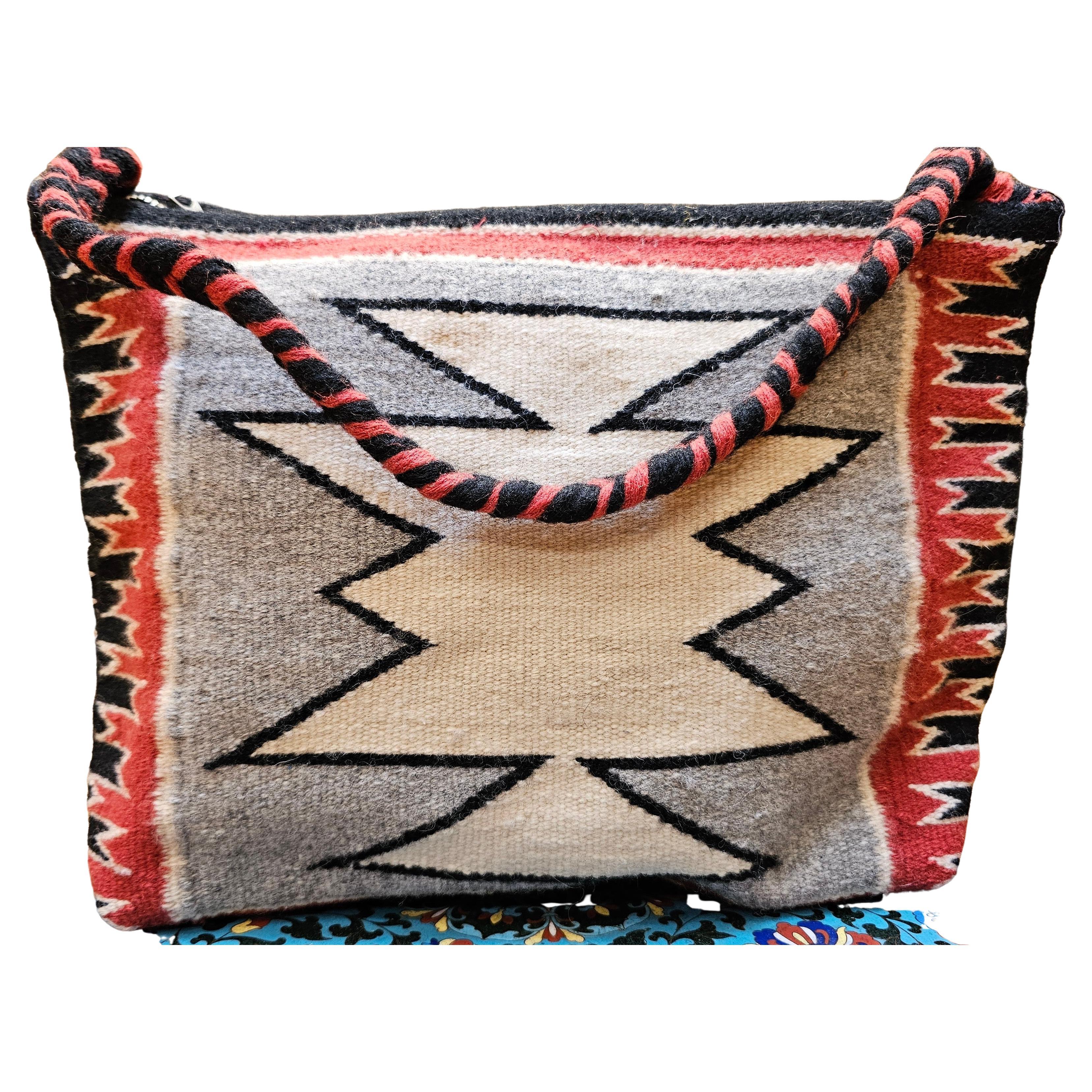 Bolso Alfombra Navajo Vintage con Dibujo de Diamantes en Marfil, Rojo, Gris y Negro