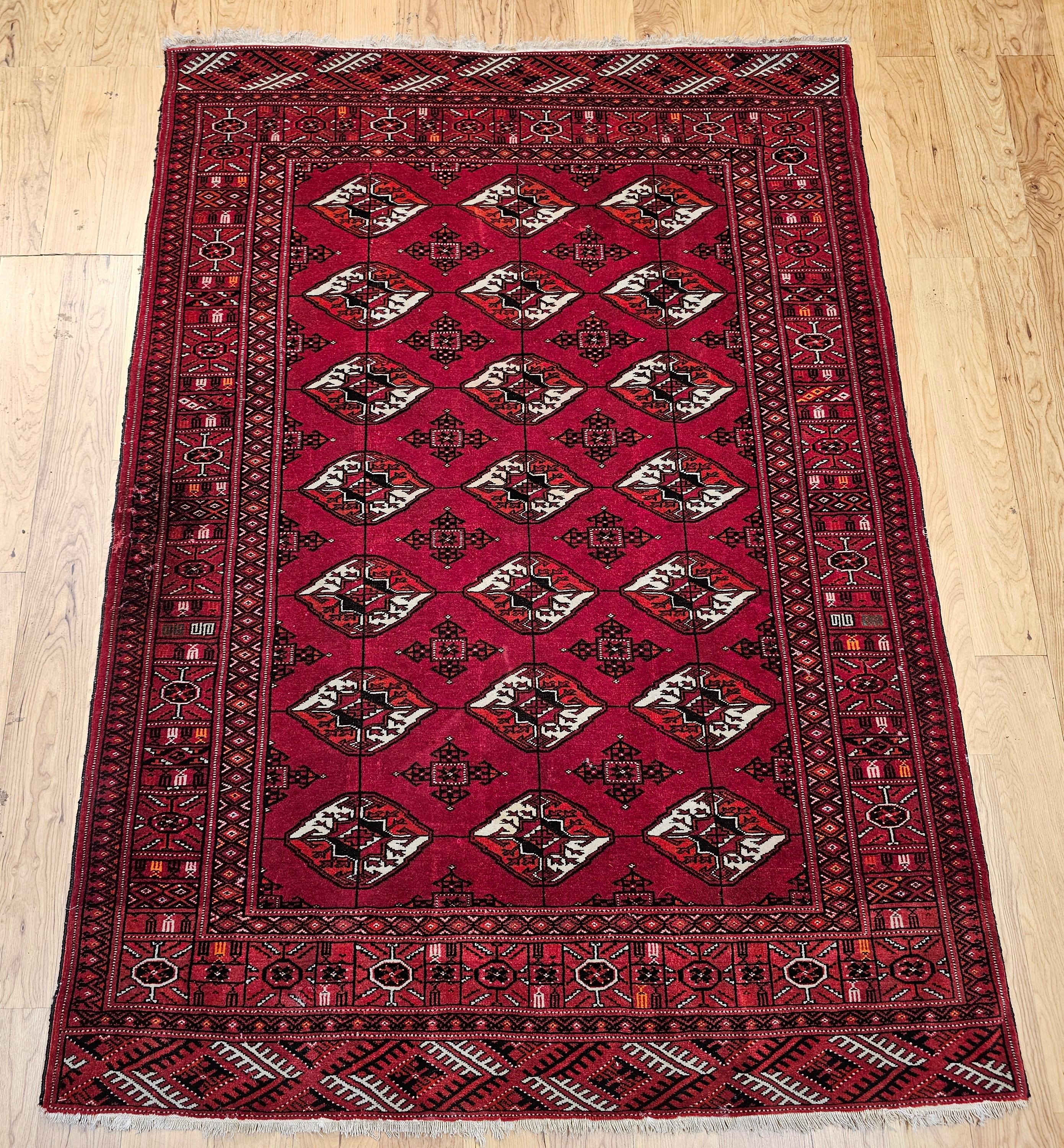 Vintage Turkmen Tribal Area Rug, ein großartiges Beispiel für die anhaltende Webtradition in Zentralasien. Dieses Stück ist ein wahrer Beweis für die Kunstfertigkeit der turkmenischen Handwerker, die für ihre ausgeprägten Muster und ihre robuste