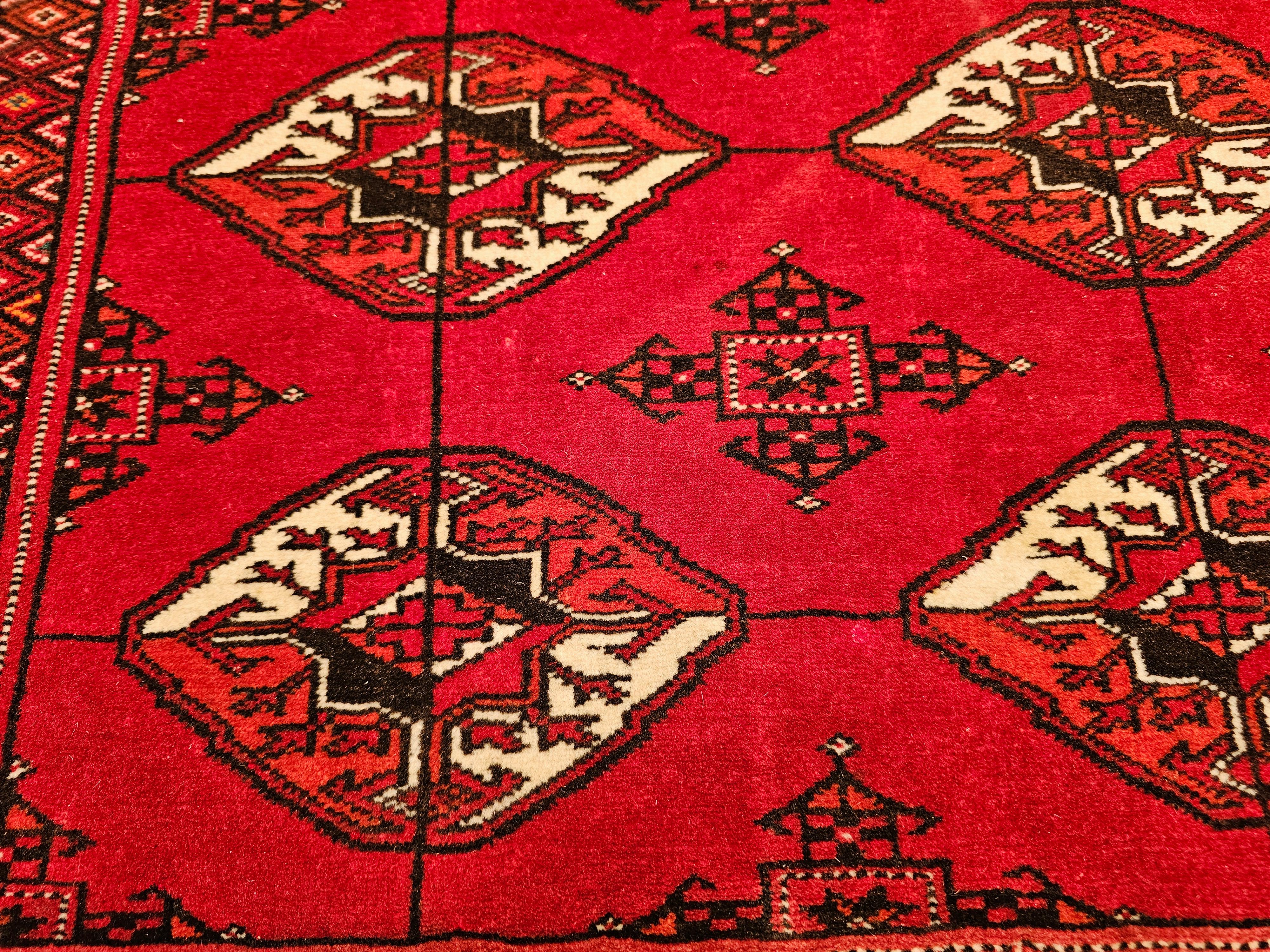 Vintage Turkmen Area Rug in All Over Geometric Pattern in Rot, Elfenbein, Schwarz (Wolle) im Angebot