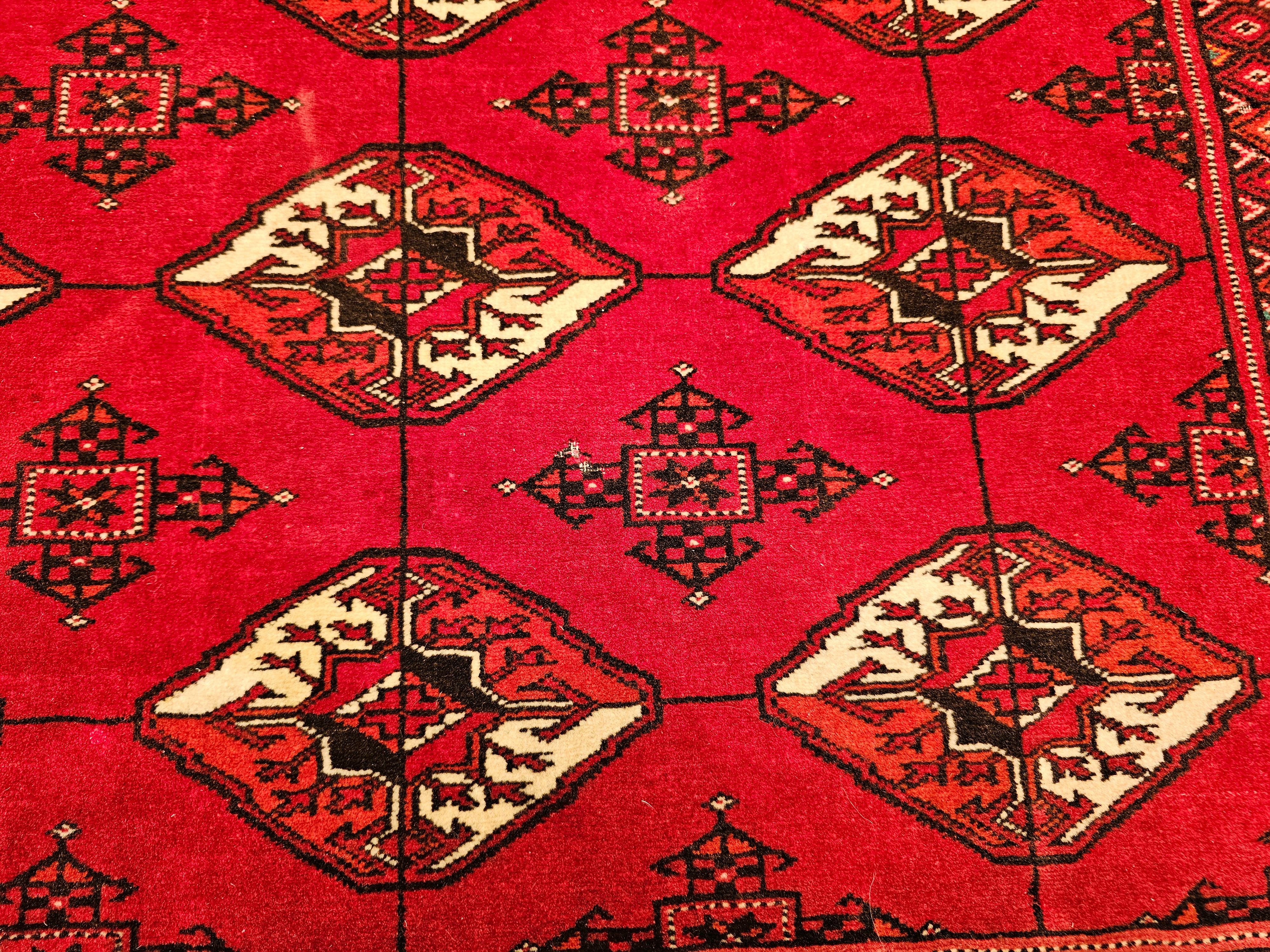 Vintage Turkmen Area Rug in All Over Geometric Pattern in Rot, Elfenbein, Schwarz im Angebot 1