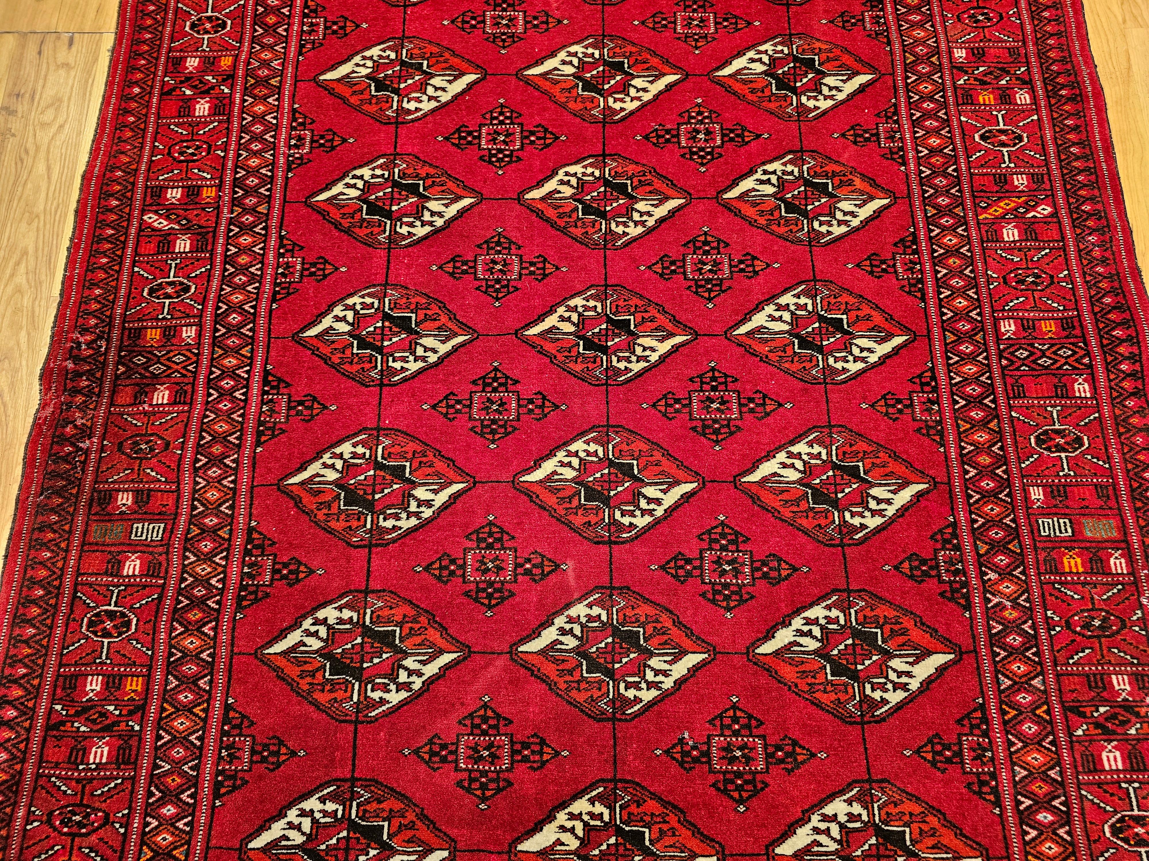 Vintage Turkmen Area Rug in All Over Geometric Pattern in Rot, Elfenbein, Schwarz (Handgewebt) im Angebot