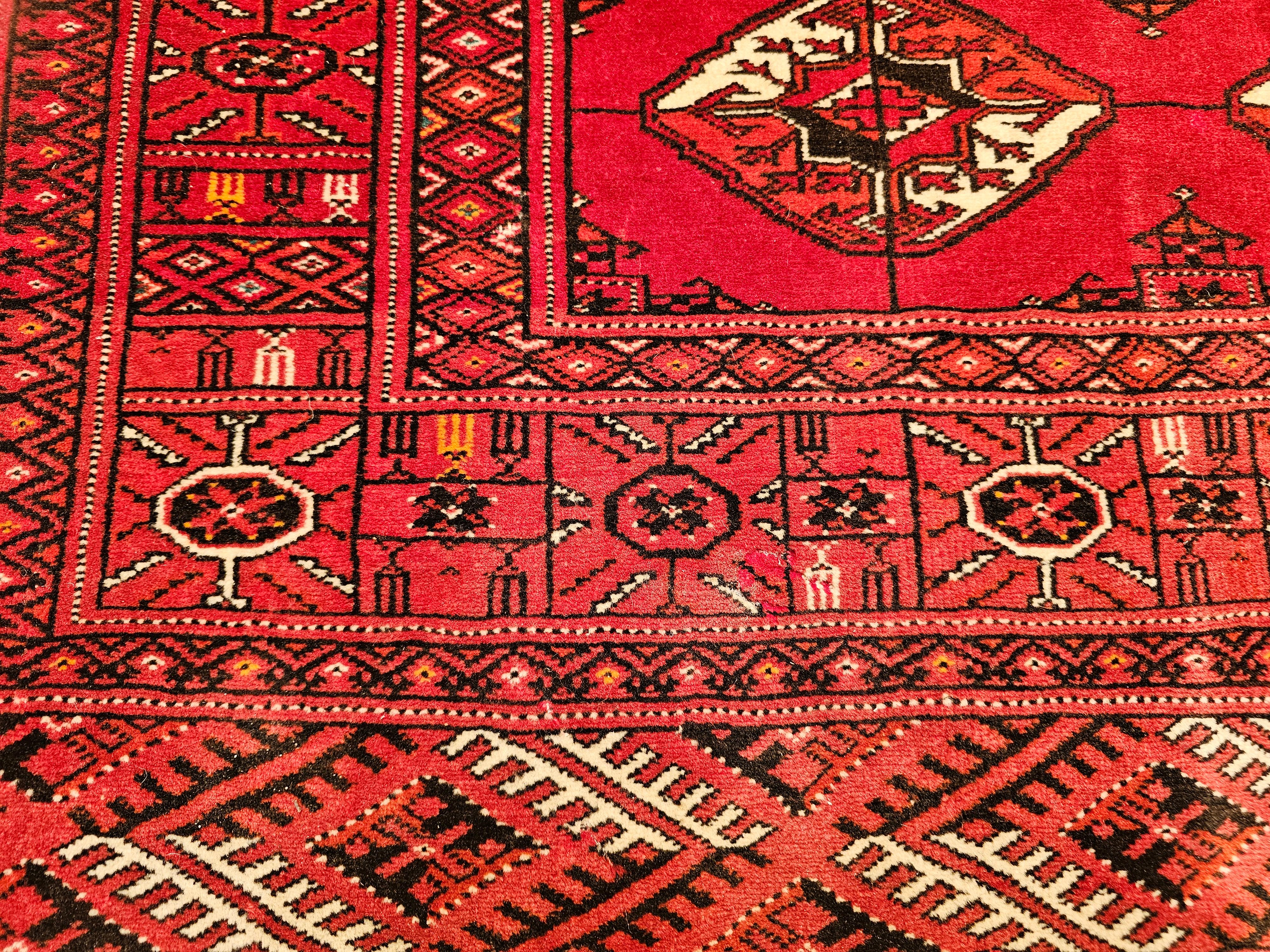 Vintage Turkmen Area Rug in All Over Geometric Pattern in Rot, Elfenbein, Schwarz (20. Jahrhundert) im Angebot