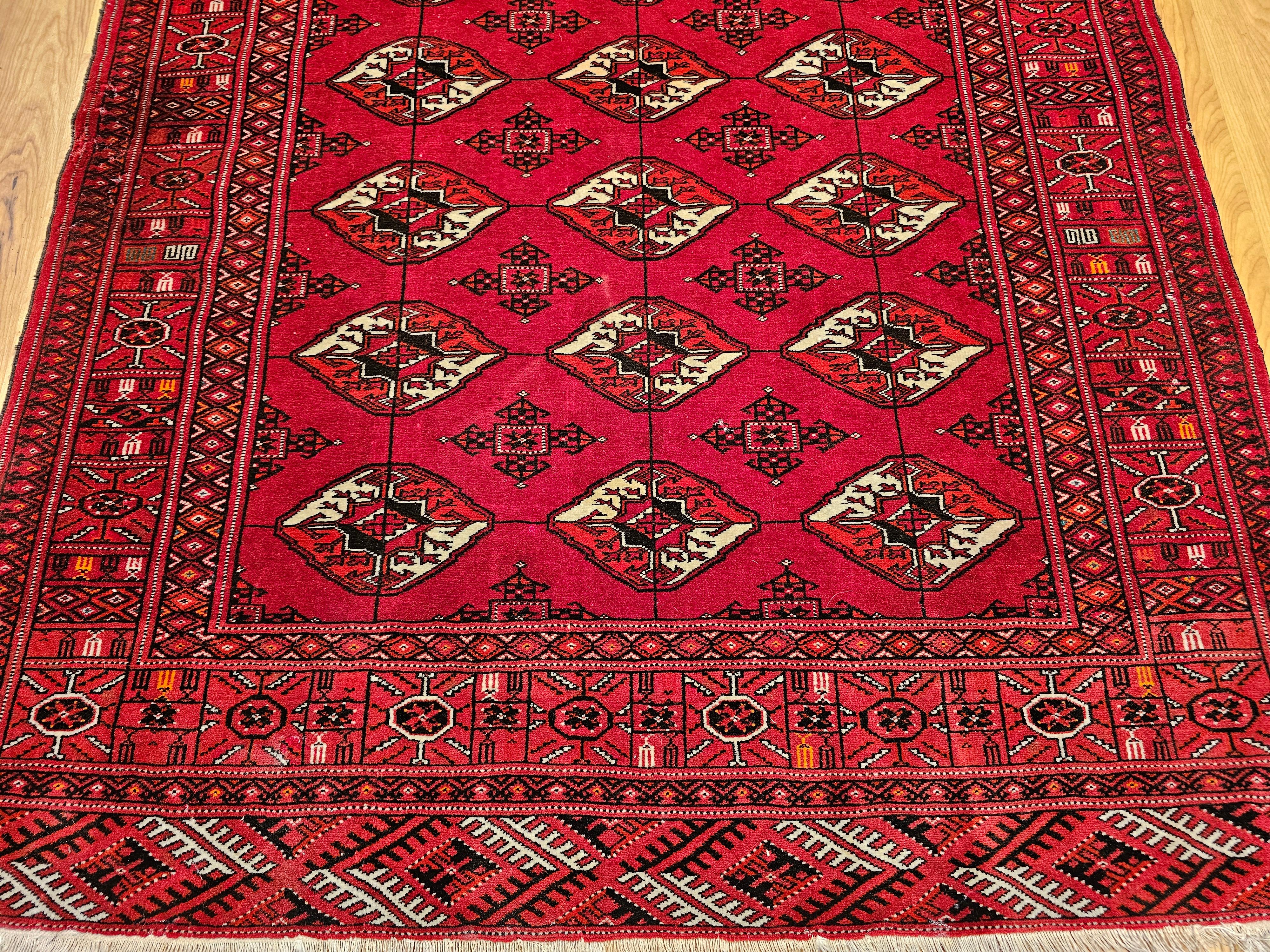Vintage Turkmen Area Rug in All Over Geometric Pattern in Rot, Elfenbein, Schwarz im Zustand „Gut“ im Angebot in Barrington, IL