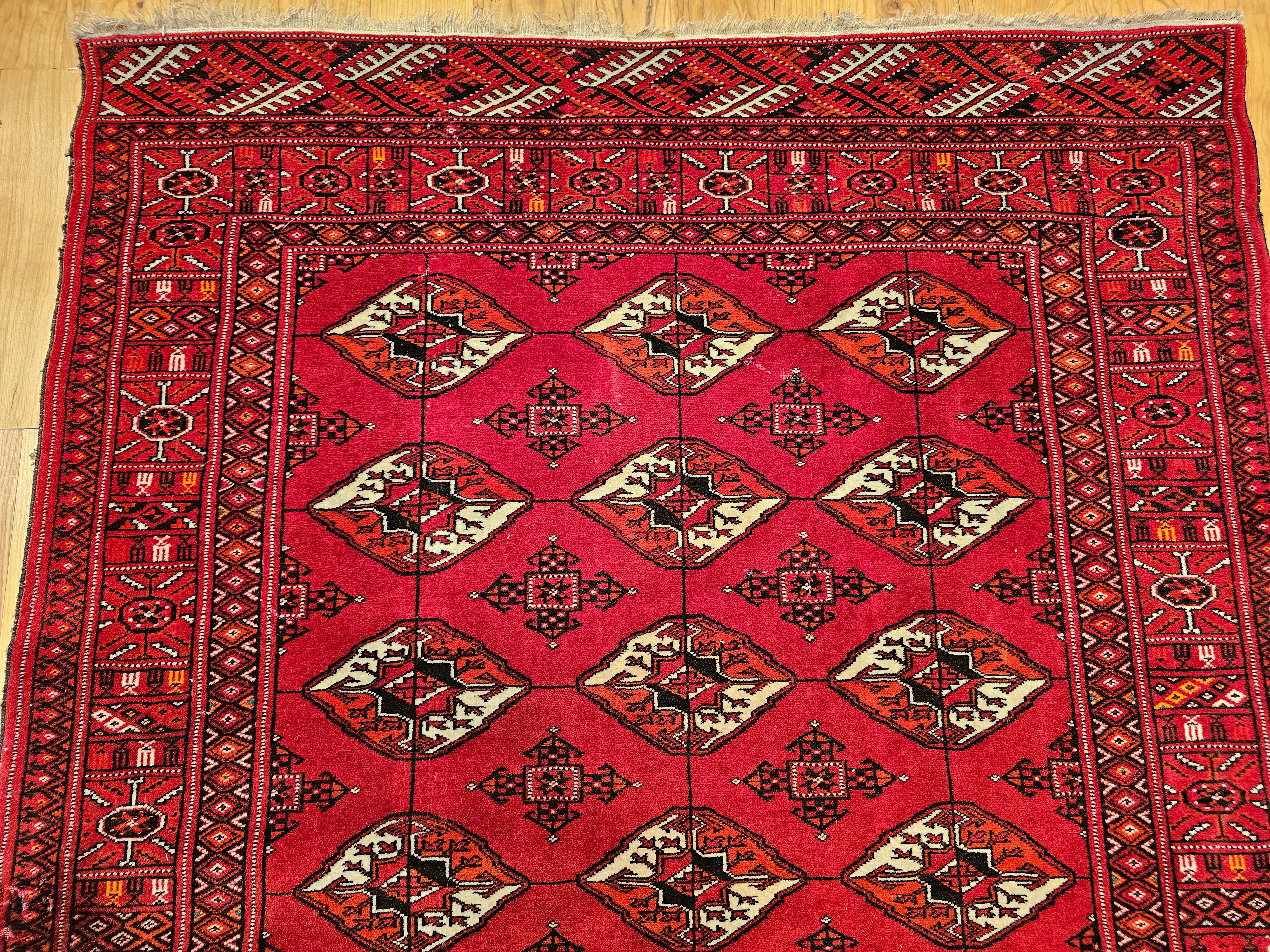 Vintage Turkmen Area Rug in All Over Geometric Pattern in Rot, Elfenbein, Schwarz (Turkmenisch) im Angebot