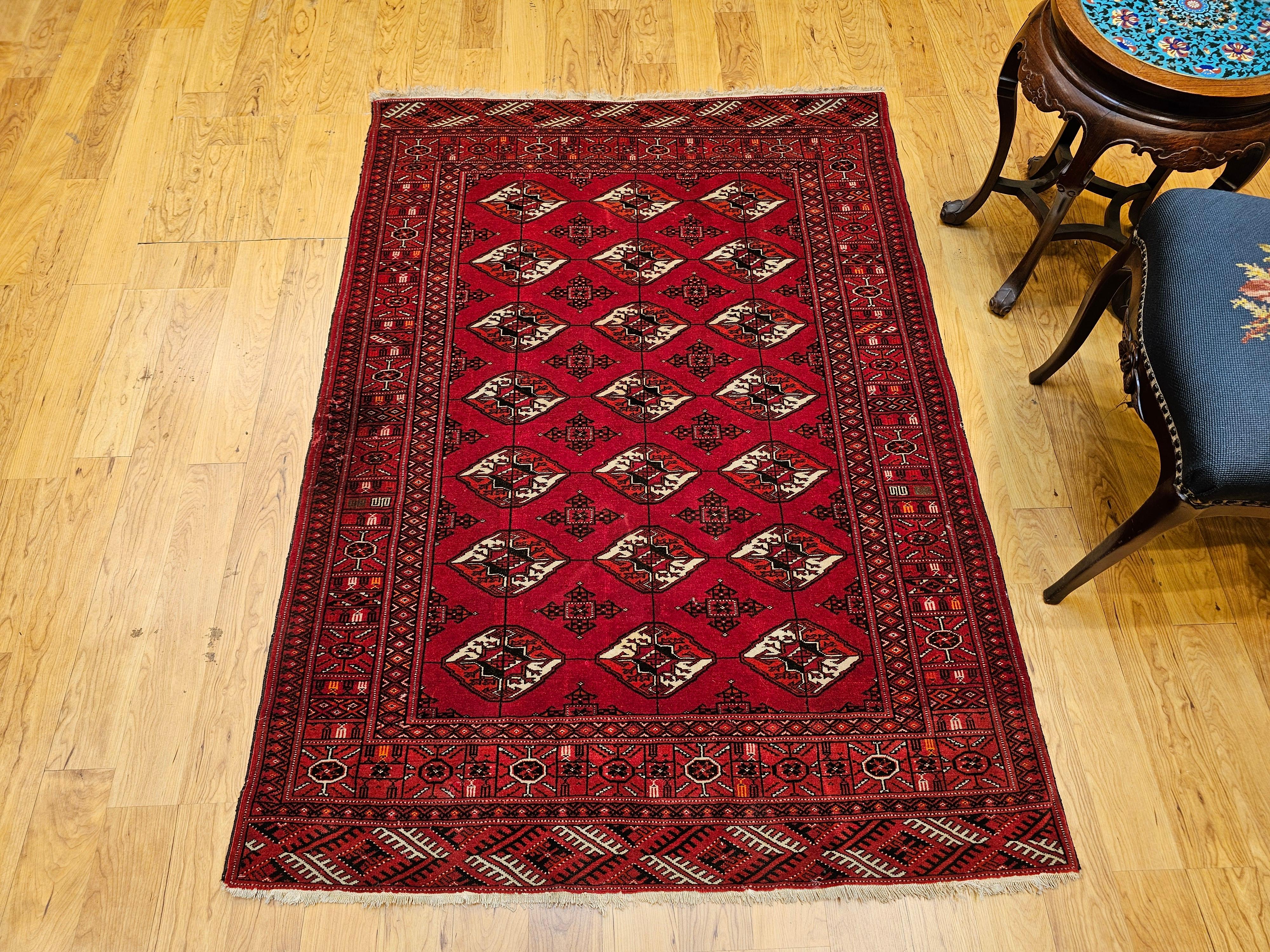 Vintage Turkmen Area Rug in All Over Geometric Pattern in Rot, Elfenbein, Schwarz im Angebot 4