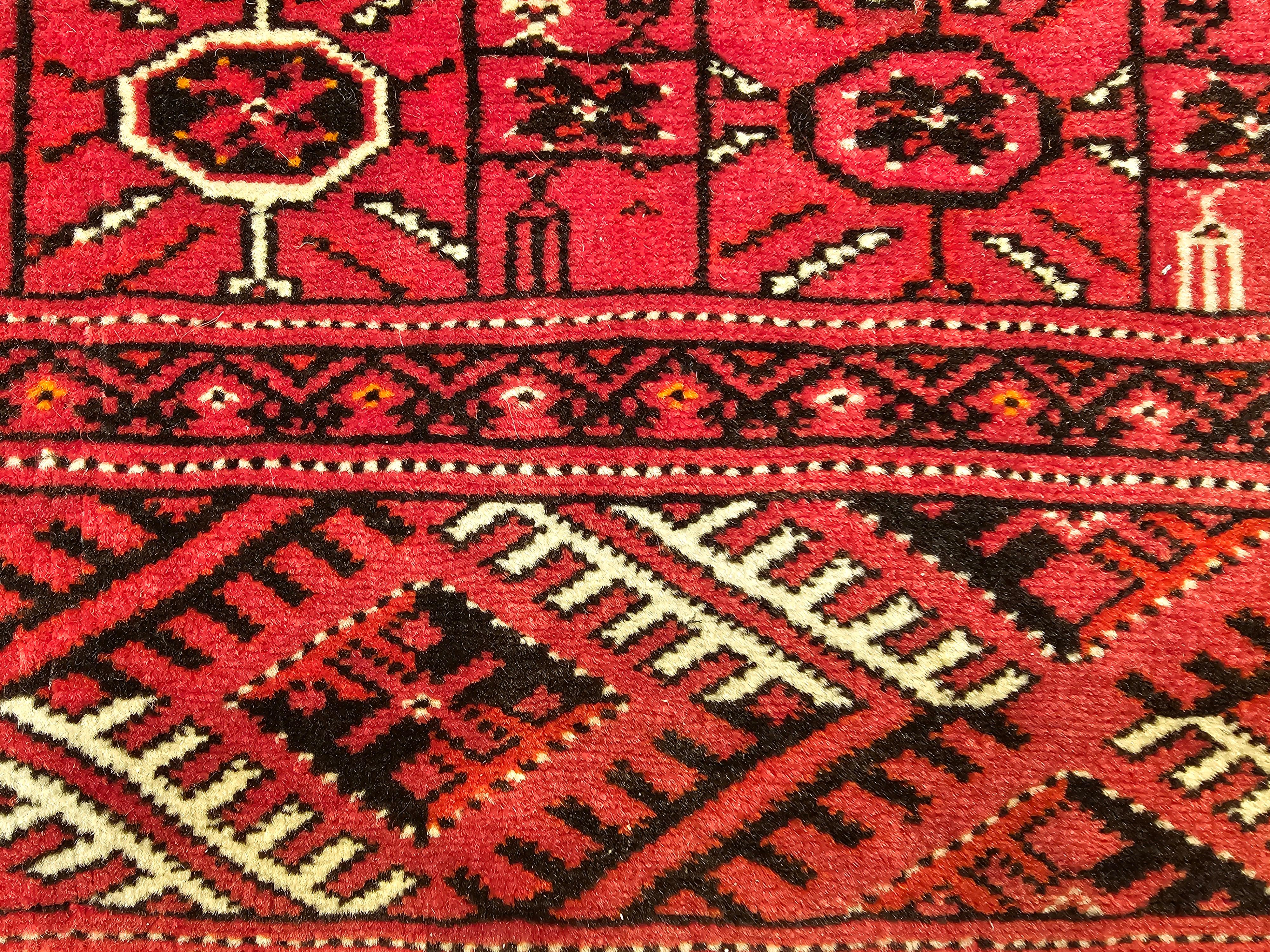 Vintage Turkmen Area Rug in All Over Geometric Pattern in Rot, Elfenbein, Schwarz im Angebot 2
