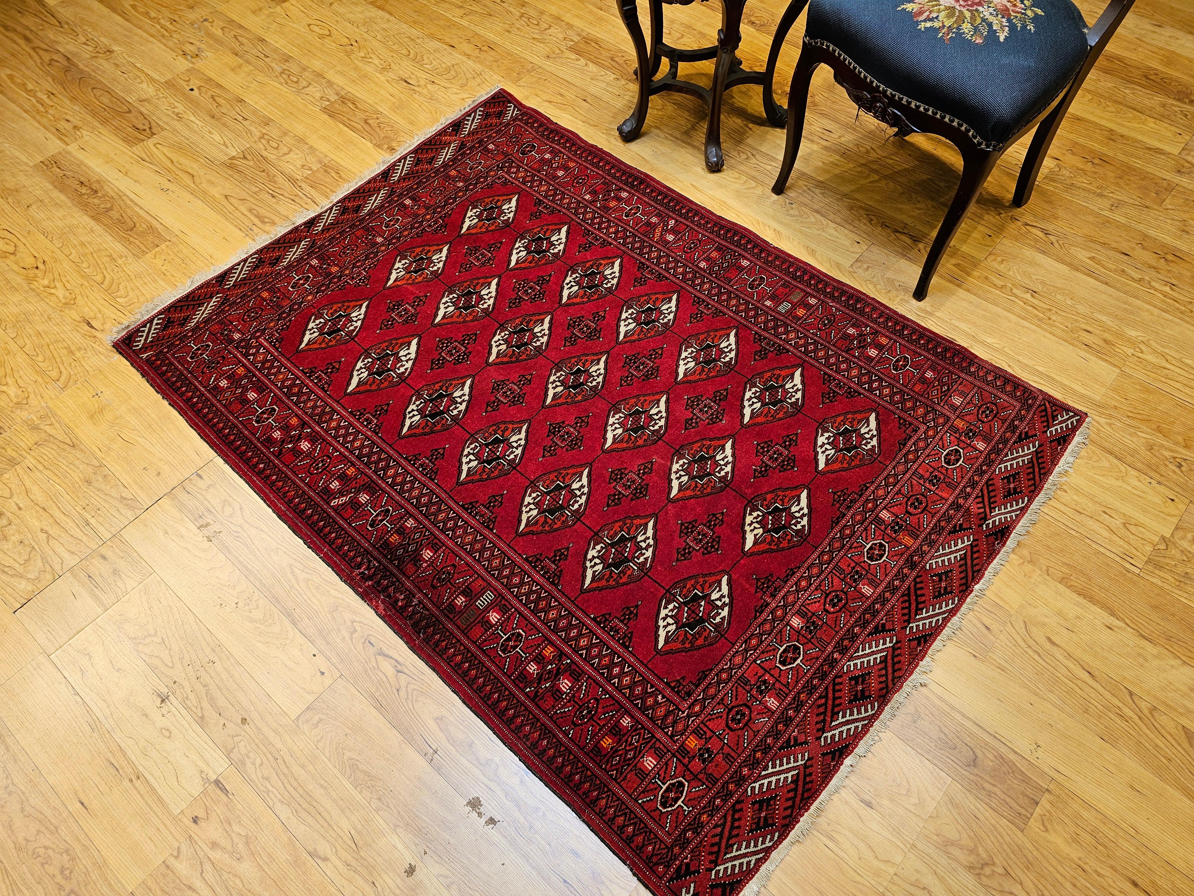 Vintage Turkmen Area Rug in All Over Geometric Pattern in Rot, Elfenbein, Schwarz im Angebot 3