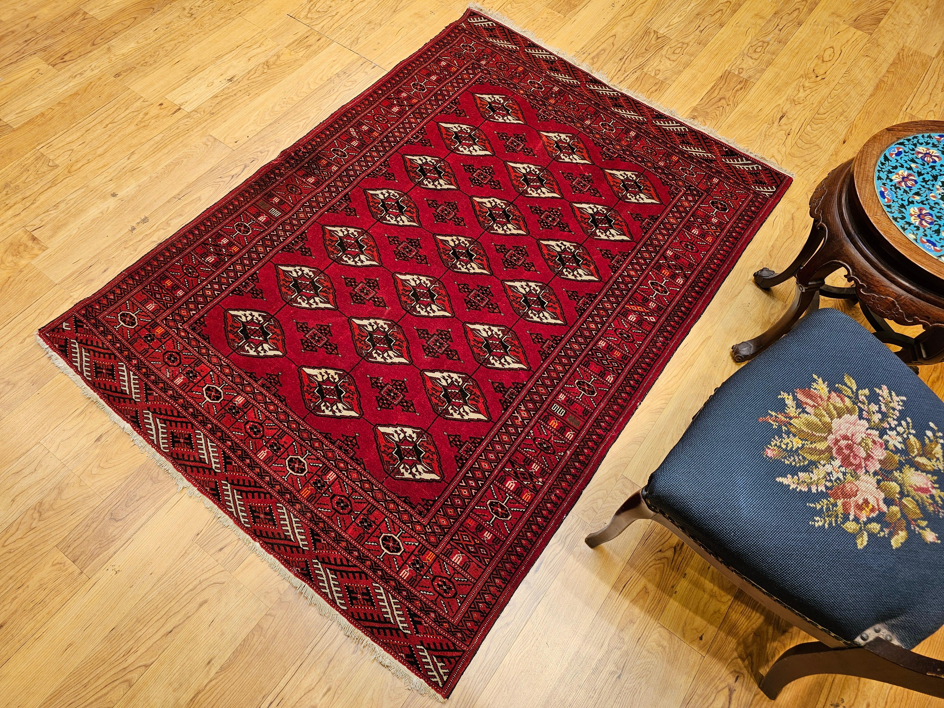 Vintage Turkmen Area Rug in All Over Geometric Pattern in Rot, Elfenbein, Schwarz im Angebot 5