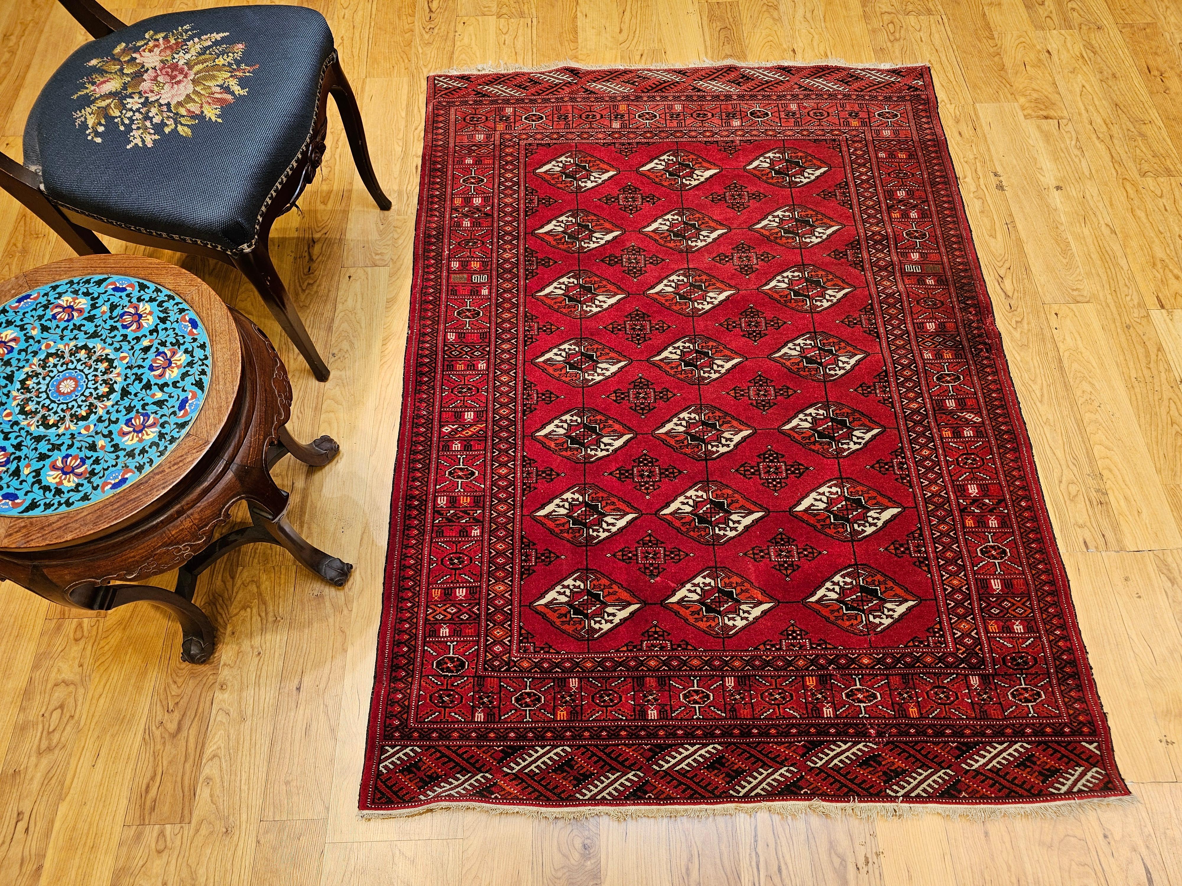 Vintage Turkmen Area Rug in All Over Geometric Pattern in Rot, Elfenbein, Schwarz im Angebot 8